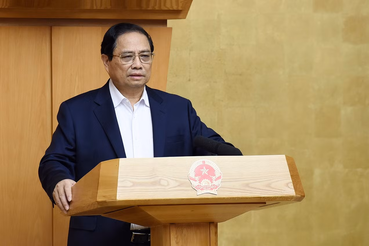 Thủ tướng Phạm Minh Chính phát biểu ý kiến chỉ đạo phiên họp. Thủ tướng nhắc lại yêu cầu các bộ trưởng, thủ trưởng các cơ quan ngang bộ trực tiếp lãnh đạo, chỉ đạo công tác xây dựng thể chế; thường xuyên rà soát, xem xét các vướng mắc, vấn đề phát sinh trên thực tiễn, những vấn đề mới, những vấn đề cần phải có các quy định pháp luật.