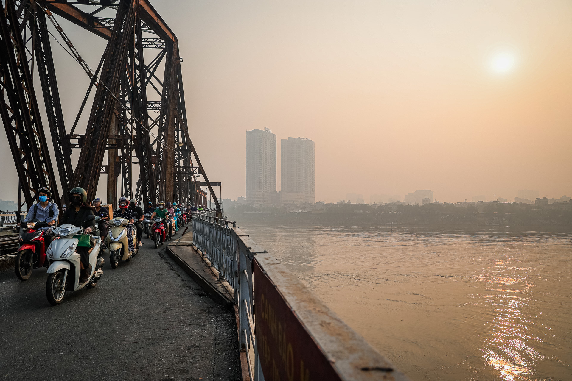 Cầu Long Biên, “chứng nhân lịch sử” cho những cột mốc quan trọng của Thủ đô Hà Nội, đón tia nắng đầu tiên của bình minh.