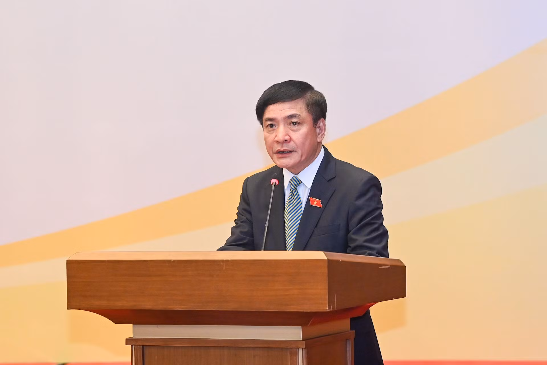 Tổng Thư ký, Chủ nhiệm Văn phòng Quốc hội Bùi Văn Cường trình bày báo cáo một số nội dung của Nghị quyết số 969.