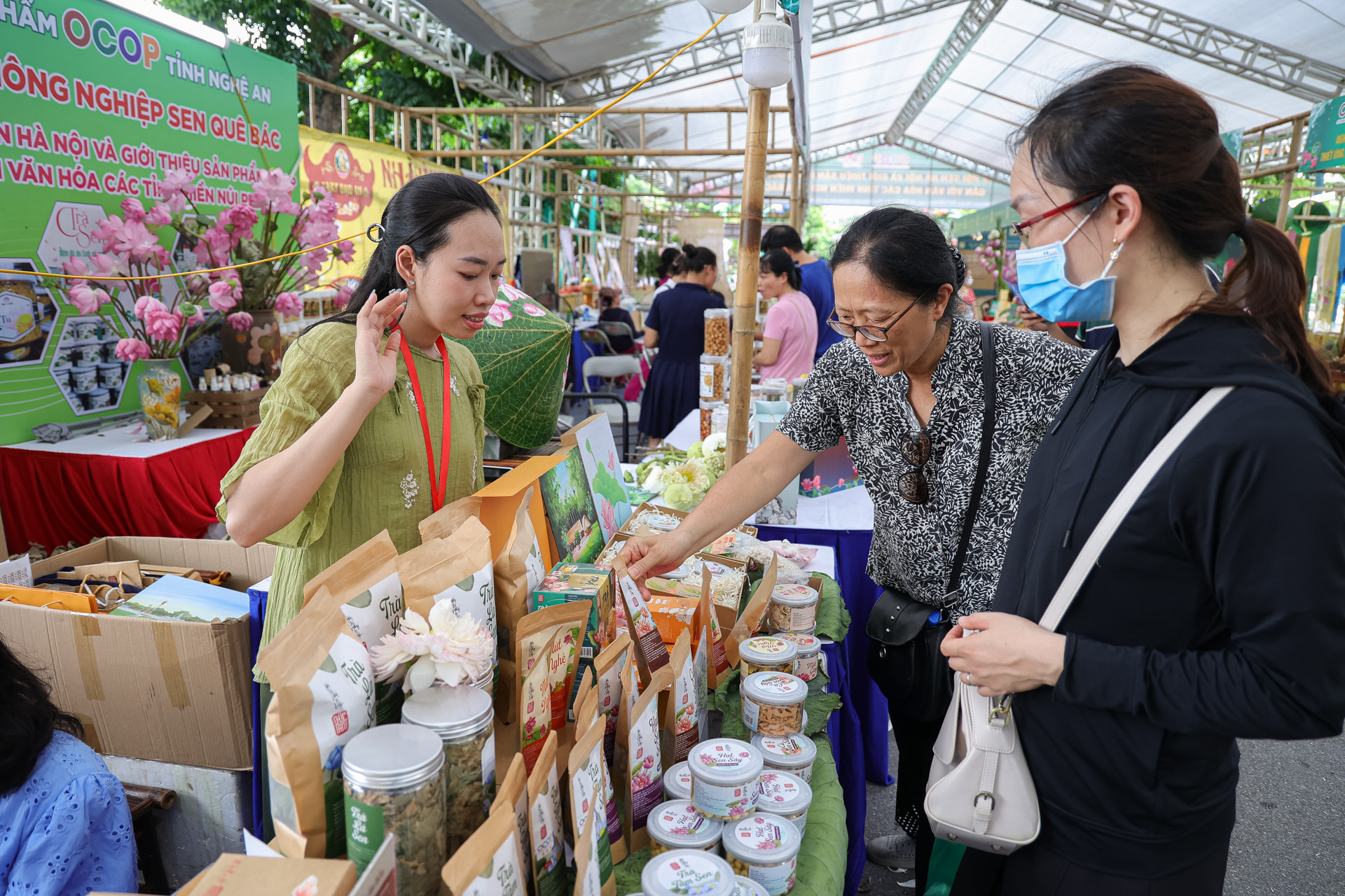 Sự kiện giới thiệu với trên 100 gian hàng của 33 tỉnh, thành trong cả nước trưng bày quảng bá hơn 1000 sản phẩm OCOP và các đặc sản vùng miền hội tụ về đây.