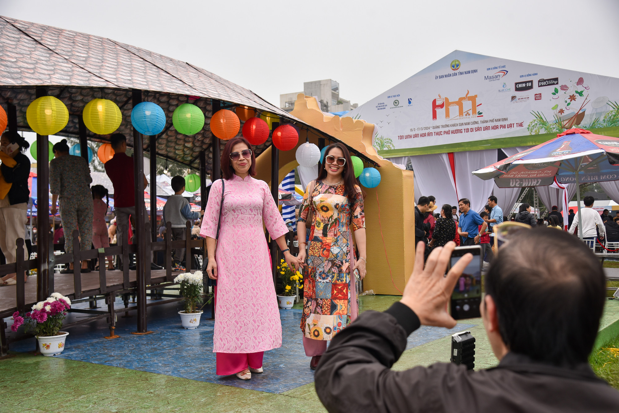 Festival Phở 2024 không chỉ là nơi giới thiệu tới du khách ẩm thực phở 3 miền mà còn là cơ hội để người dân Nam Định tụ hội, hẹn gặp bạn bè, cùng check in tại không gian văn hóa ẩm thực phở được trang trí rất công phu, ấn tượng.