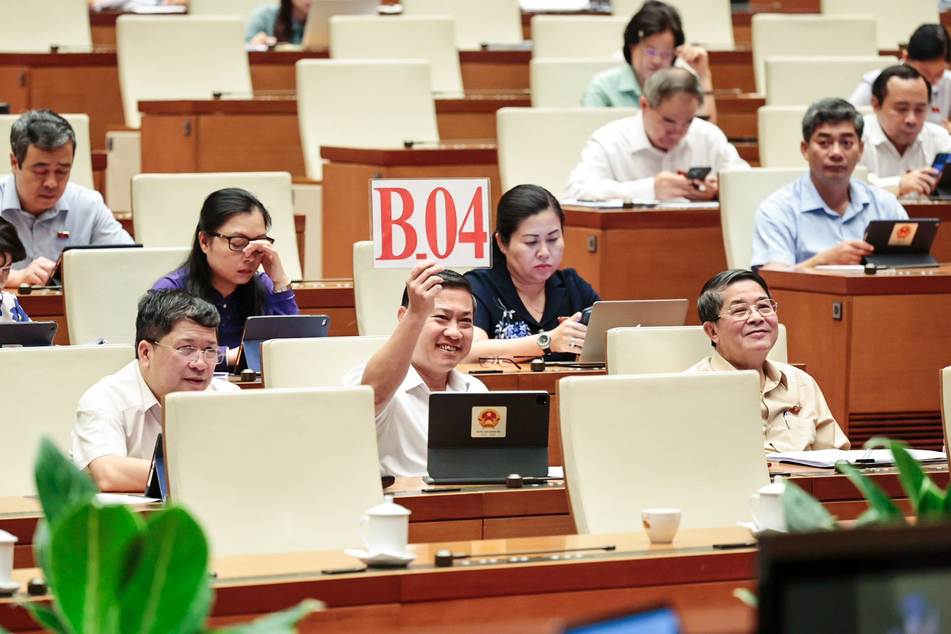 Đại biểu Phan Thái Bình (Đoàn đại biểu Quốc hội tỉnh Quảng Nam) giơ biển tranh luận.