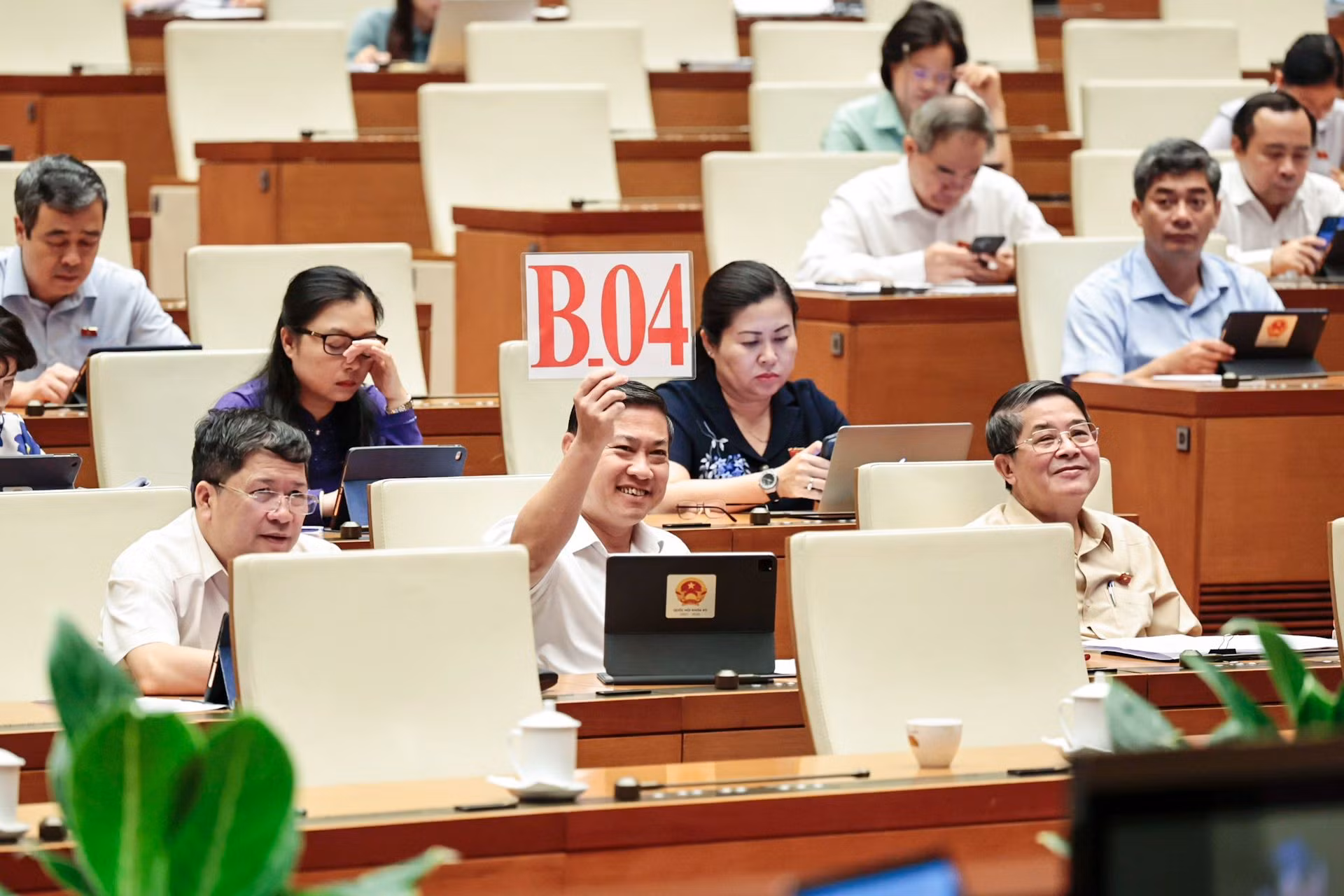 Đại biểu Phan Thái Bình (Đoàn đại biểu Quốc hội tỉnh Quảng Nam) giơ biển tranh luận.