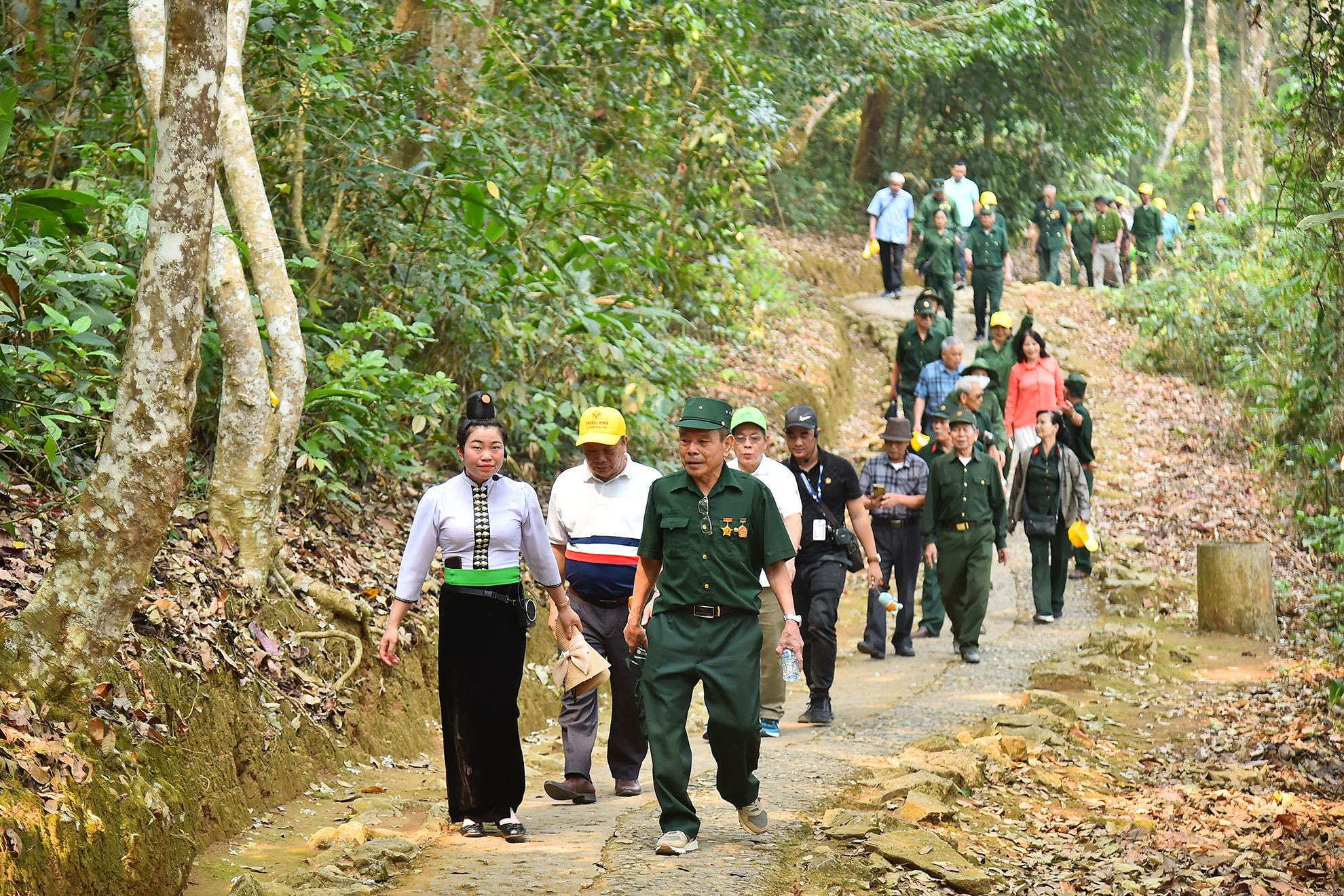 Du khách tiếp tục đi bộ dọc theo con đường nhựa để lên Di tích Sở Chỉ huy chiến dịch Điện Biên Phủ. Những chỗ khó dọc theo đường đều có bậc thang, núi cũng không cao, nên ngay các cựu chiến binh đã cao tuổi vẫn có thể đi bình thường. Du khách tiếp tục đi bộ dọc theo con đường nhựa để lên Di tích Sở Chỉ huy chiến dịch Điện Biên Phủ. Những chỗ khó dọc theo đường đều có bậc thang, núi cũng không cao, nên ngay các cựu chiến binh đã cao tuổi vẫn có thể đi bình thường.
