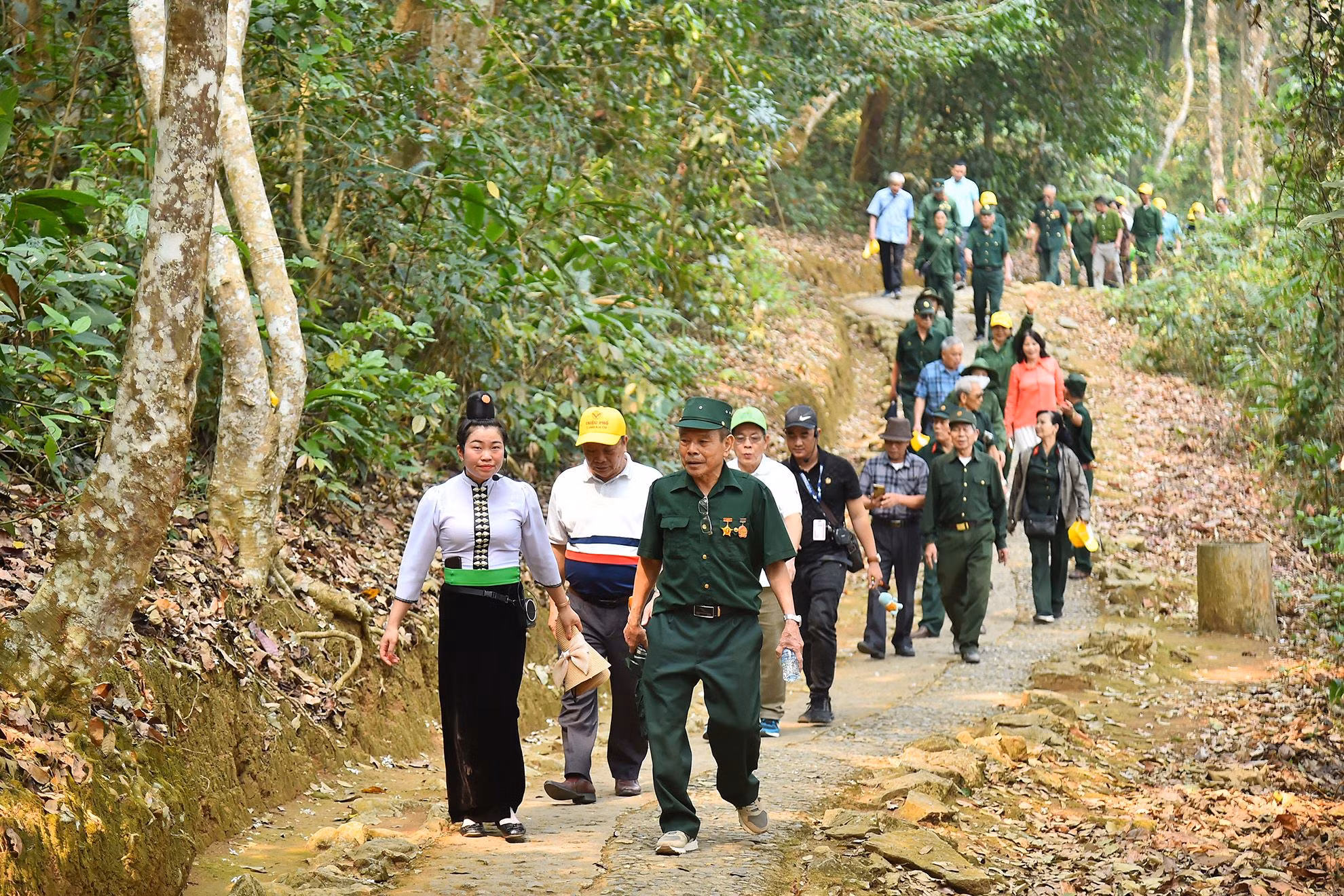 Du khách tiếp tục đi bộ dọc theo con đường nhựa để lên Di tích Sở Chỉ huy chiến dịch Điện Biên Phủ. Những chỗ khó dọc theo đường đều có bậc thang, núi cũng không cao, nên ngay các cựu chiến binh đã cao tuổi vẫn có thể đi bình thường.
