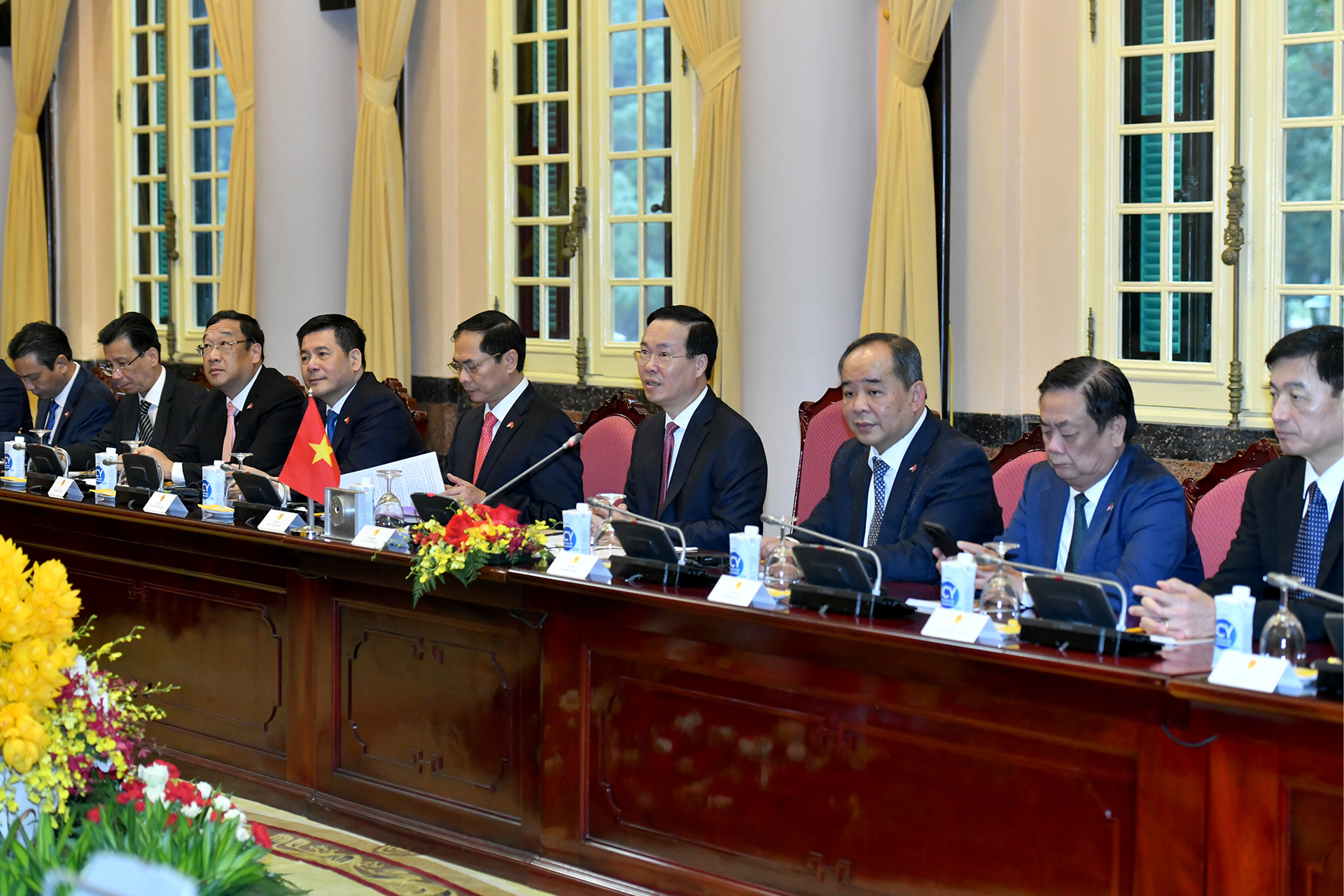 Chủ tịch nước Võ Văn Thưởng và các đại biểu Việt Nam tại cuộc hội đàm với Tổng thống Cộng hòa Indonesia Joko Widodo.