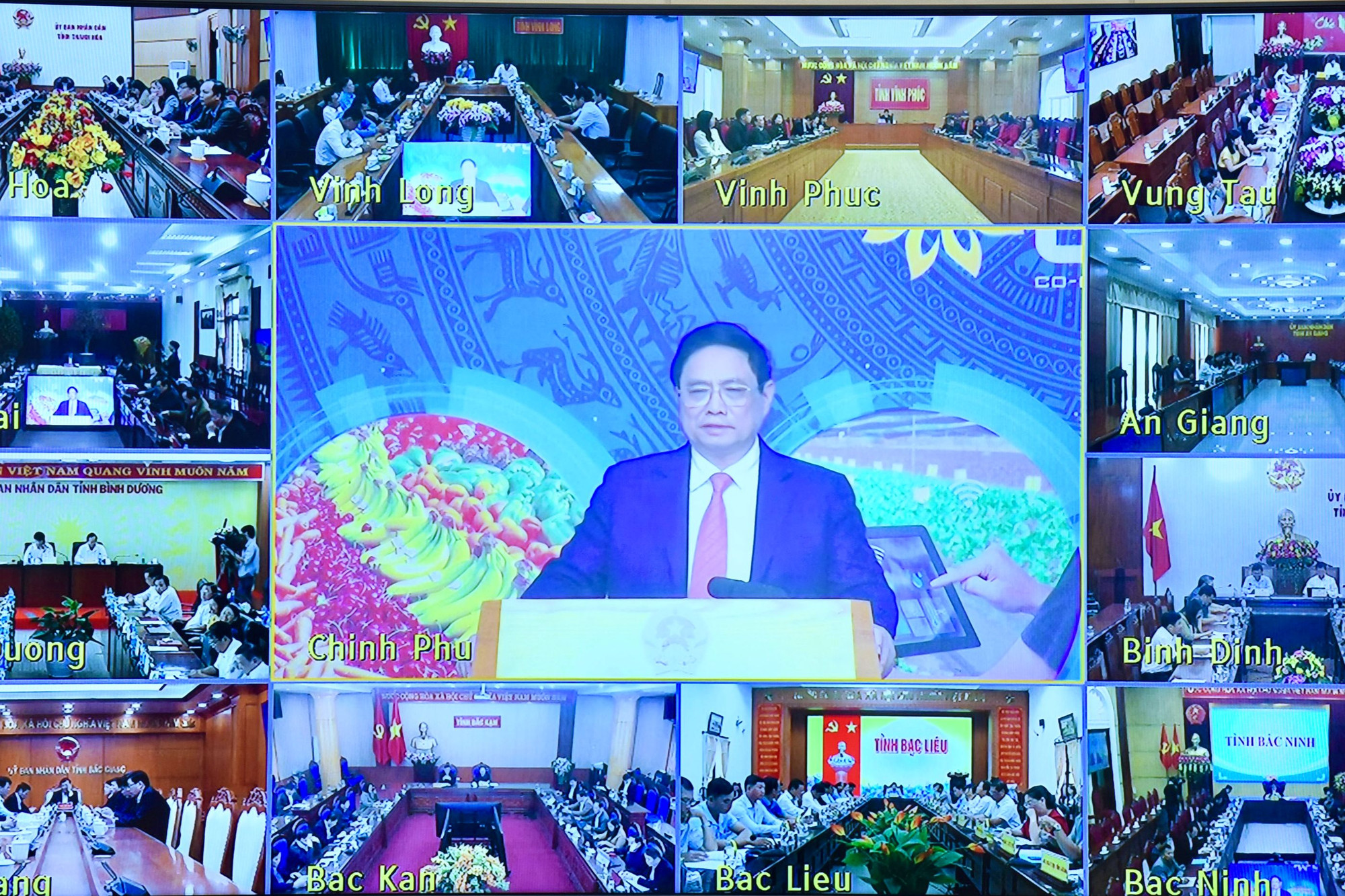 Diễn đàn được tổ chức theo hình thức trực tiếp tại đầu cầu Trụ sở Chính phủ, trực tuyến tới điểm cầu 63 tỉnh, thành phố trực thuộc Trung ương. Diễn đàn được tổ chức theo hình thức trực tiếp tại đầu cầu Trụ sở Chính phủ, trực tuyến tới điểm cầu 63 tỉnh, thành phố trực thuộc Trung ương.