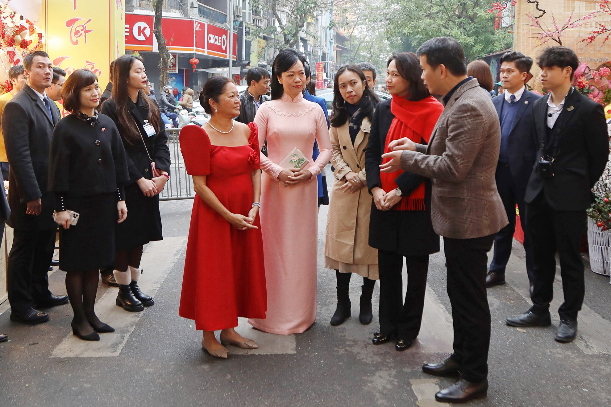 Phu nhân Chủ tịch nước và Phu nhân Tổng thống Philippines nghe giới thiệu về chợ hoa Hàng Lược.