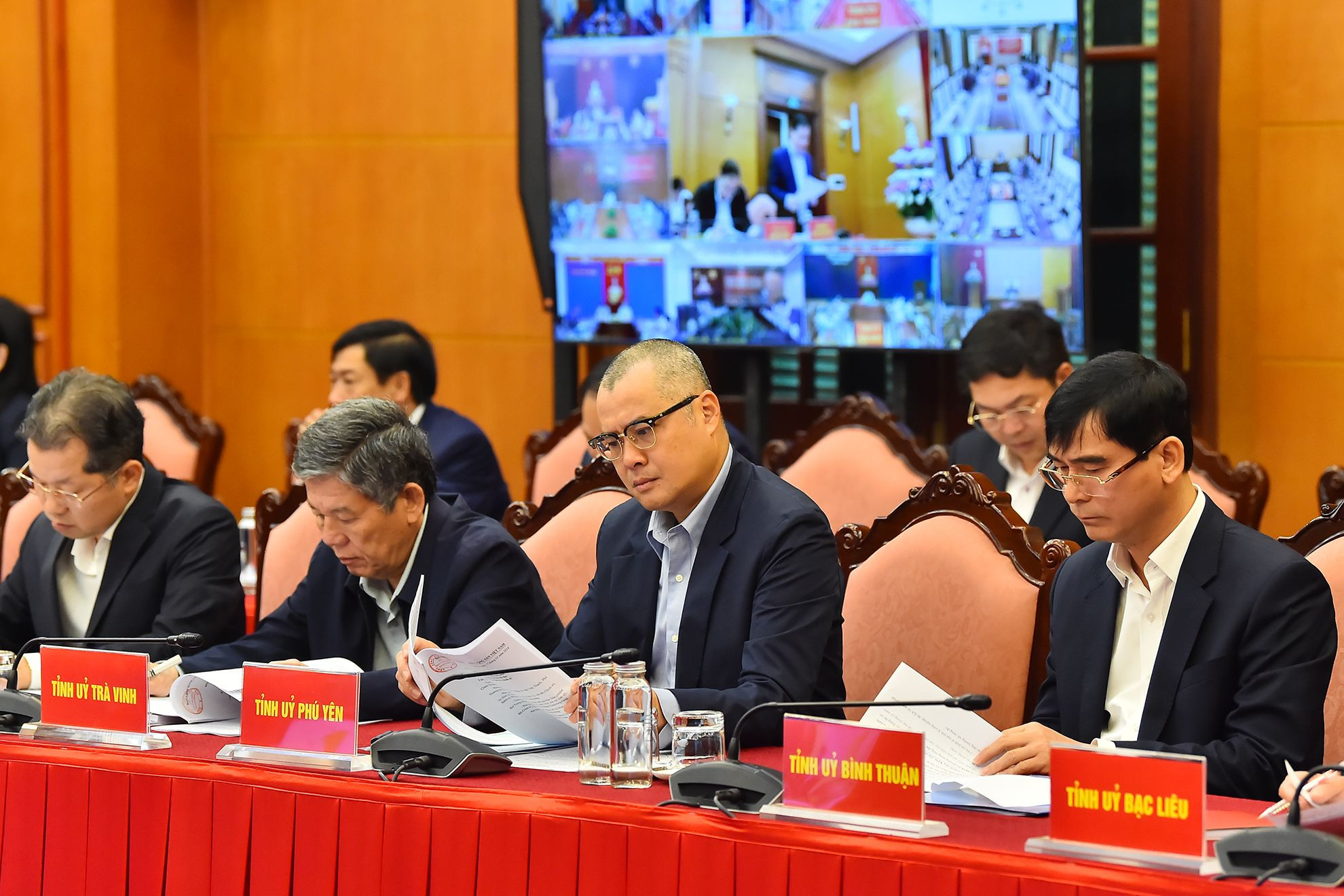 Các đồng chí Bí thư Thành ủy, Tỉnh ủy tham dự hội nghị tại điểm cầu Trụ sở Trung ương Đảng.