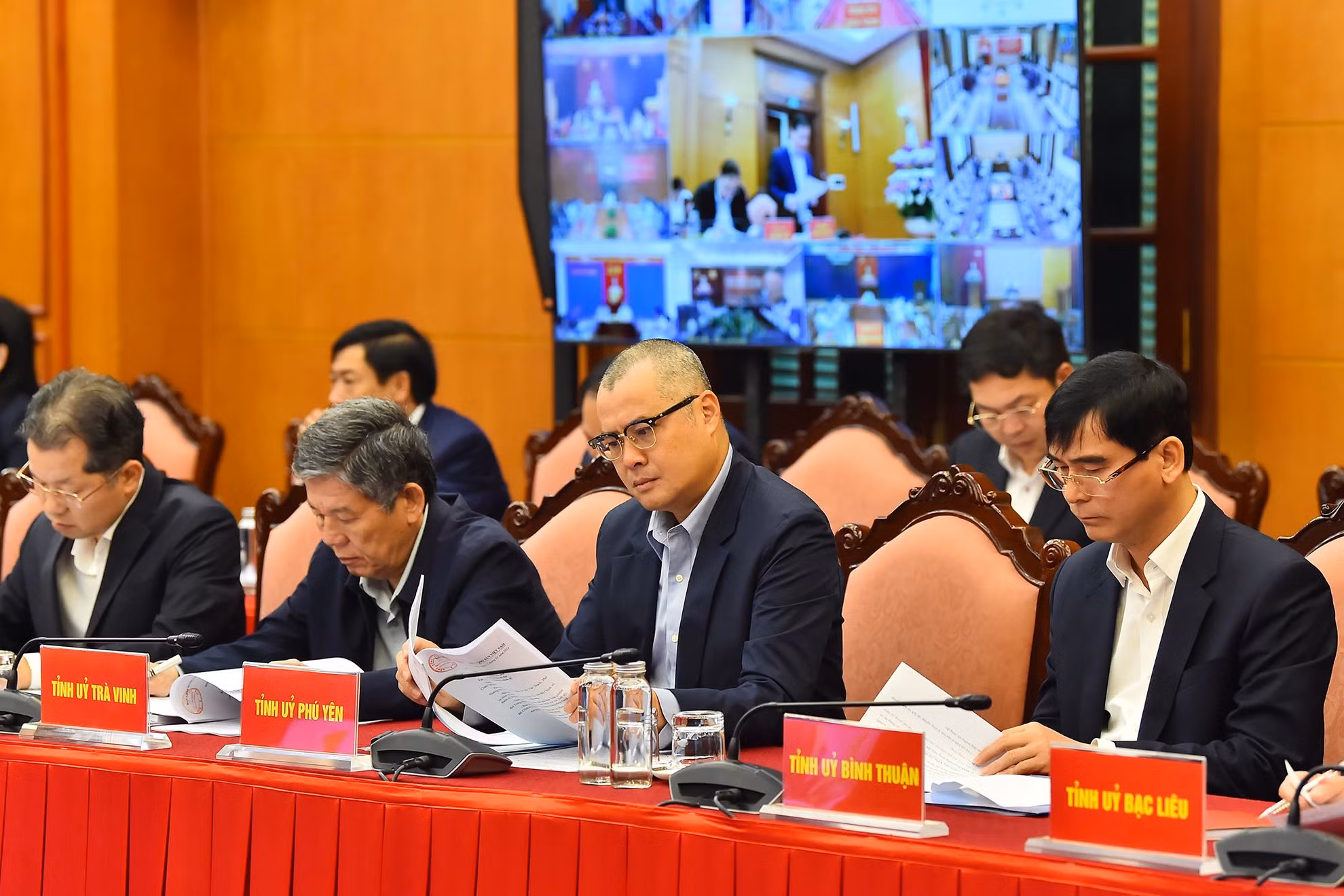 Các đồng chí Bí thư Thành ủy, Tỉnh ủy tham dự hội nghị tại điểm cầu Trụ sở Trung ương Đảng.
