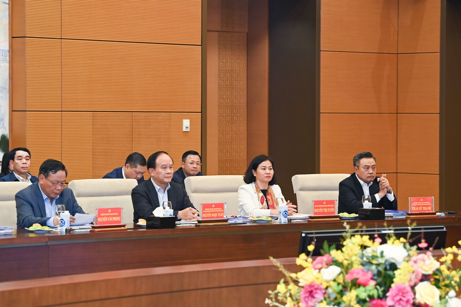 Các đồng chí Thường trực Thành ủy Hà Nội và các đại biểu dự cuộc làm việc.