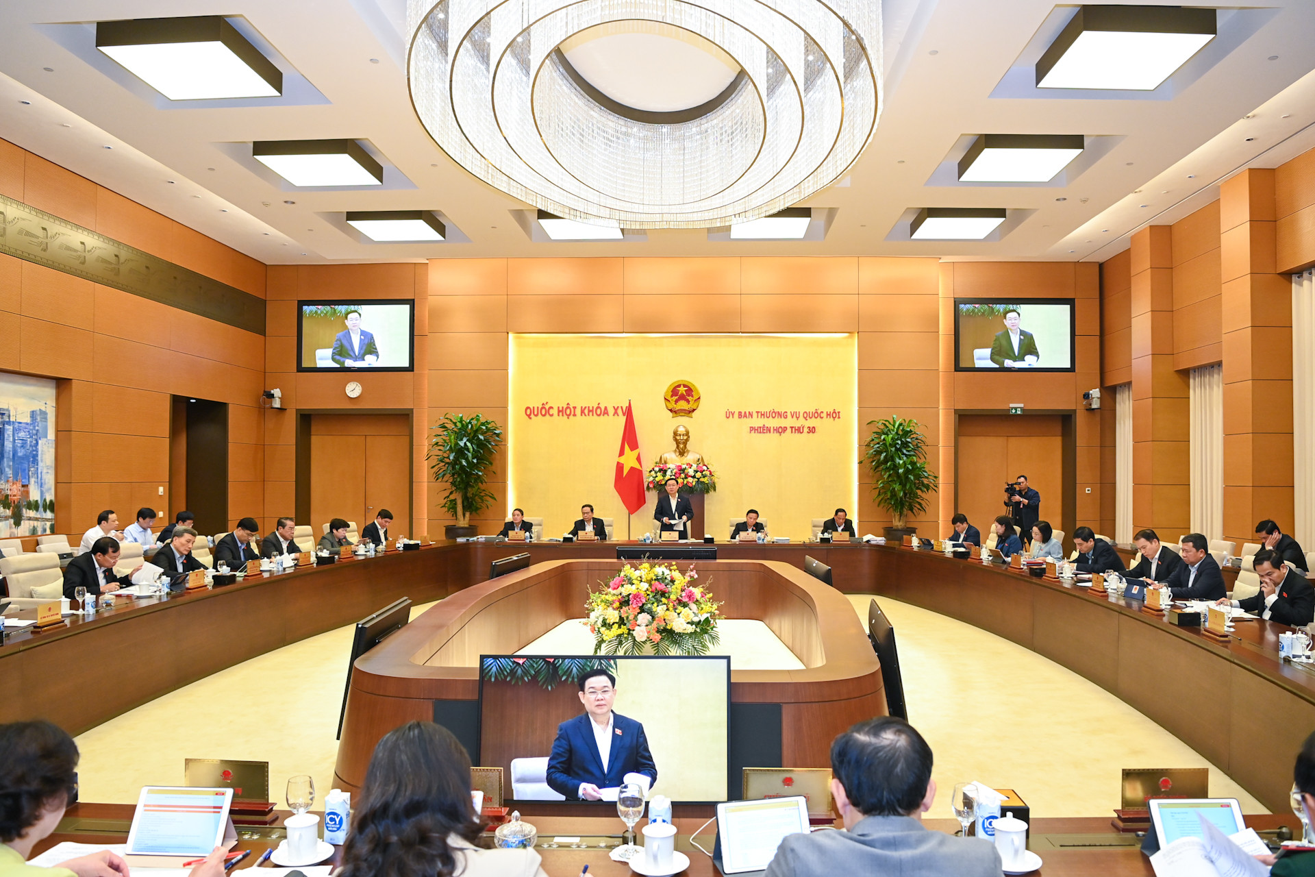 Quang cảnh phiên họp tại phòng họp Tân Trào, Nhà Quốc hội. Quang cảnh phiên họp tại phòng họp Tân Trào, Nhà Quốc hội.