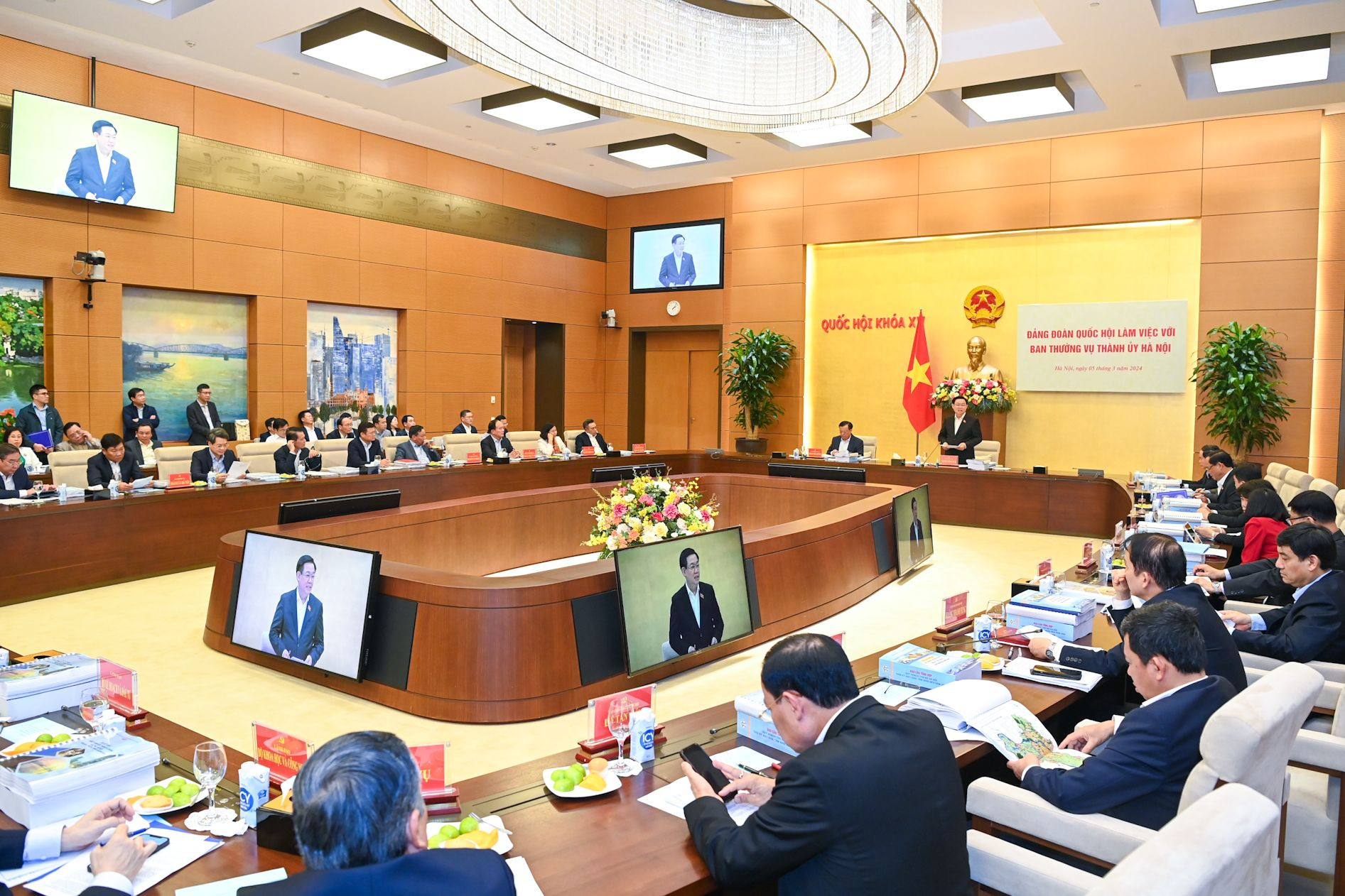 Quang cảnh cuộc làm việc tại Nhà Quốc hội.