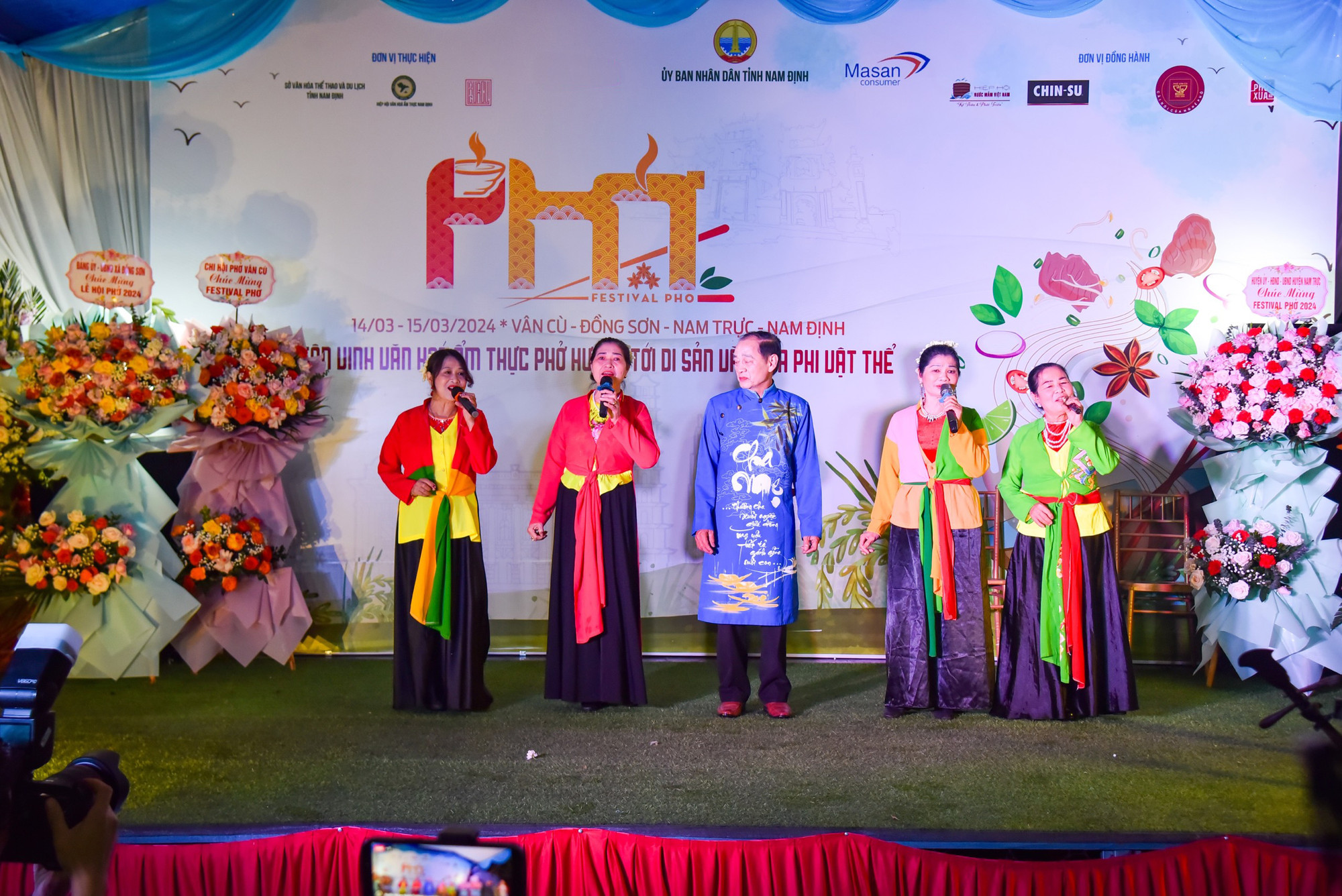 Tối 14/3, tại làng phở Vân Cù đã diễn ra chương trình giao lưu văn nghệ trước thềm khai mạc.