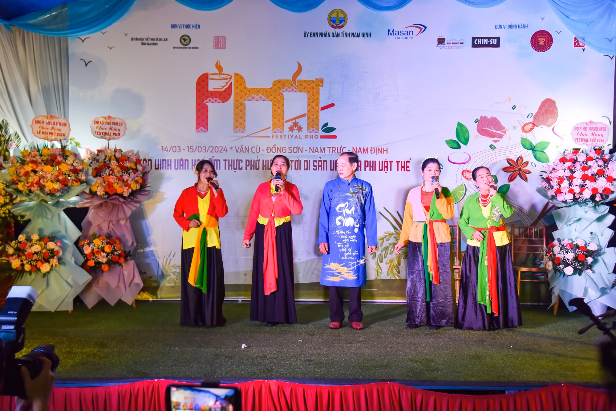 Tối 14/3, tại làng phở Vân Cù đã diễn ra chương trình giao lưu văn nghệ trước thềm khai mạc.