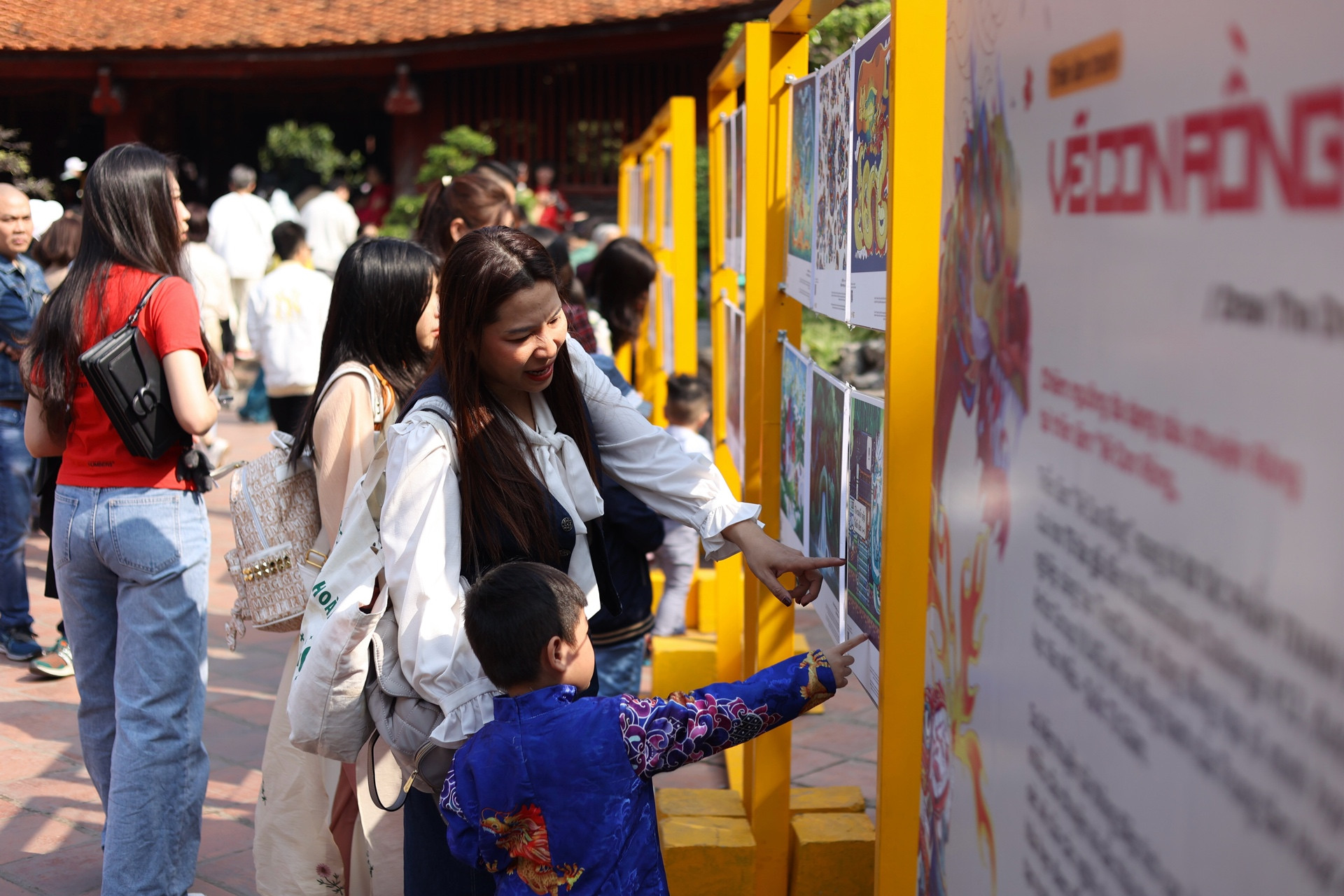 Bên trong Văn Miếu hiện trưng bày triển lãm tranh "Vẽ con rồng" mang tới 80 tác phẩm tranh minh họa của hơn 75 tác giả. Qua góc nhìn mới lại của các họa sĩ trẻ, con rồng hiện lên thật ấn tượng, độc đáo.