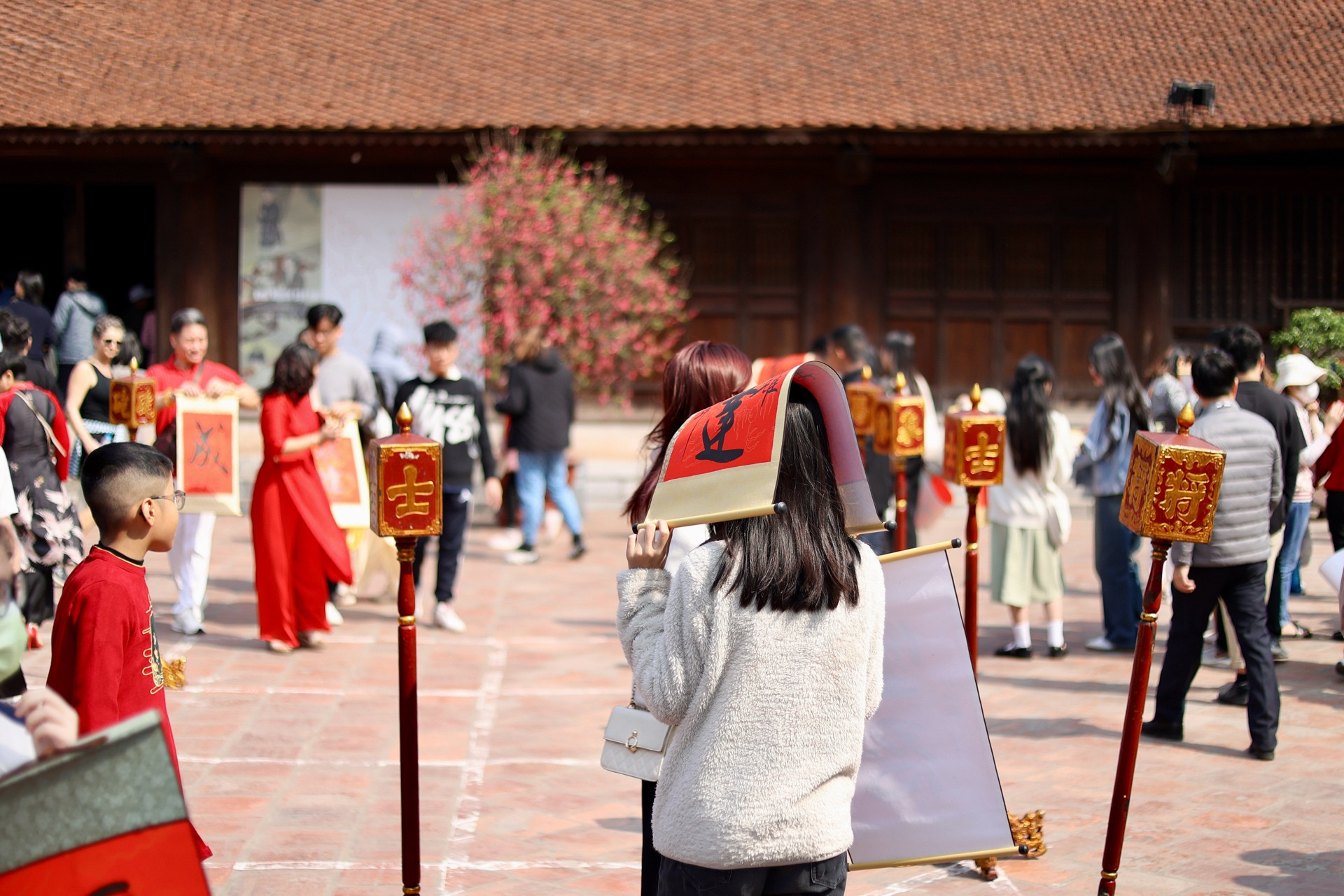 Tiết trời Hà Nội sáng mùng 3 Tết ấm áp, có ánh nắng chan hòa. Đây là điều kiện thuận lợi để người dân du xuân, tận hưởng không khí đẹp đẽ của Thủ đô.