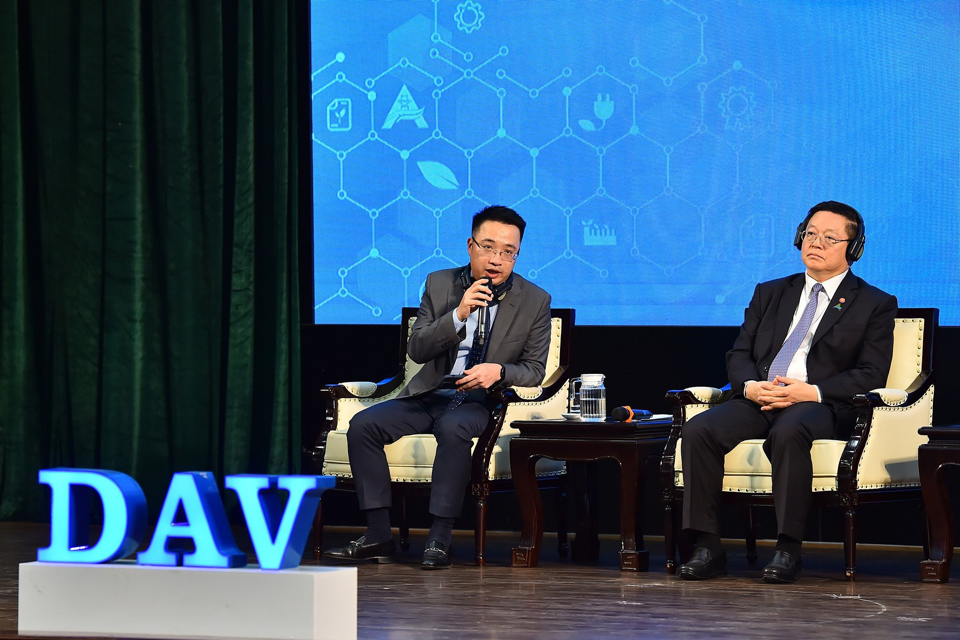 Bí thư Ban Chấp hành Trung ương Đoàn Nguyễn Tường Lâm trả lời câu hỏi của thanh niên ASEAN tại buổi đối thoại.