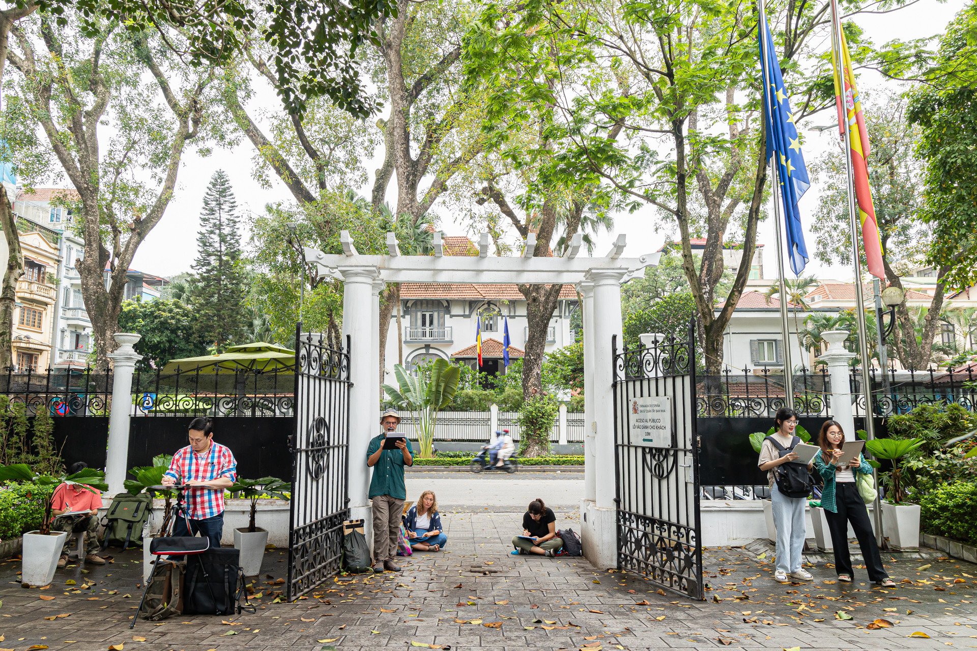 Đồng thời, các bạn trẻ cũng có cơ hội trổ tài với những kiến thức vừa mới học hỏi khi tới thăm và vẽ lại một số công trình kiến trúc như tòa nhà Đại sứ quán Tây Ban Nha tại Việt Nam, Lăng Bác, chùa Một Cột và Văn Miếu-Quốc Tử Giám. Đồng thời, các bạn trẻ cũng có cơ hội trổ tài với những kiến thức vừa mới học hỏi khi tới thăm và vẽ lại một số công trình kiến trúc như tòa nhà Đại sứ quán Tây Ban Nha tại Việt Nam, Lăng Bác, chùa Một Cột và Văn Miếu-Quốc Tử Giám.