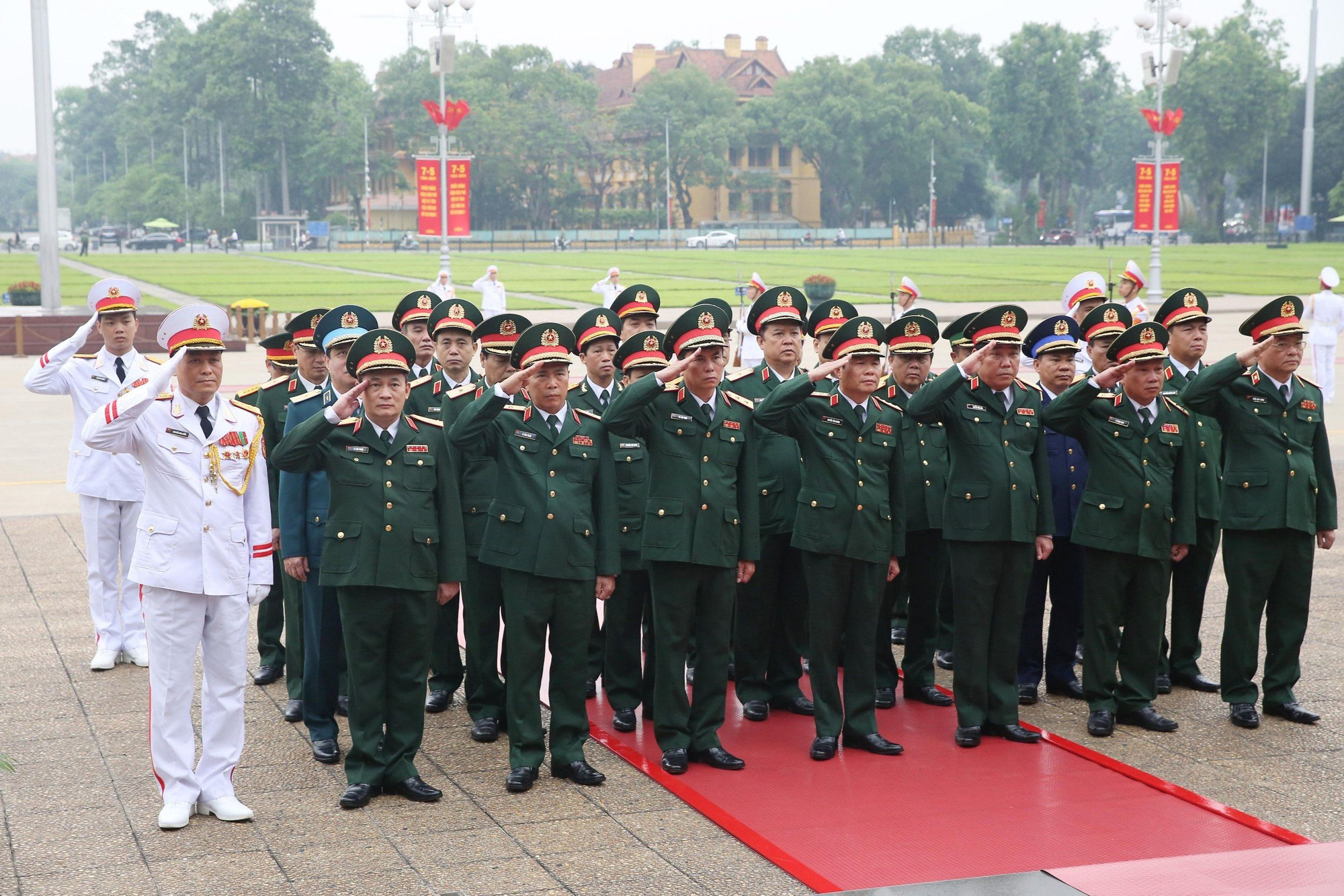 Đoàn đại biểu Quân ủy Trung ương và Bộ Quốc phòng vào Lăng viếng Bác.