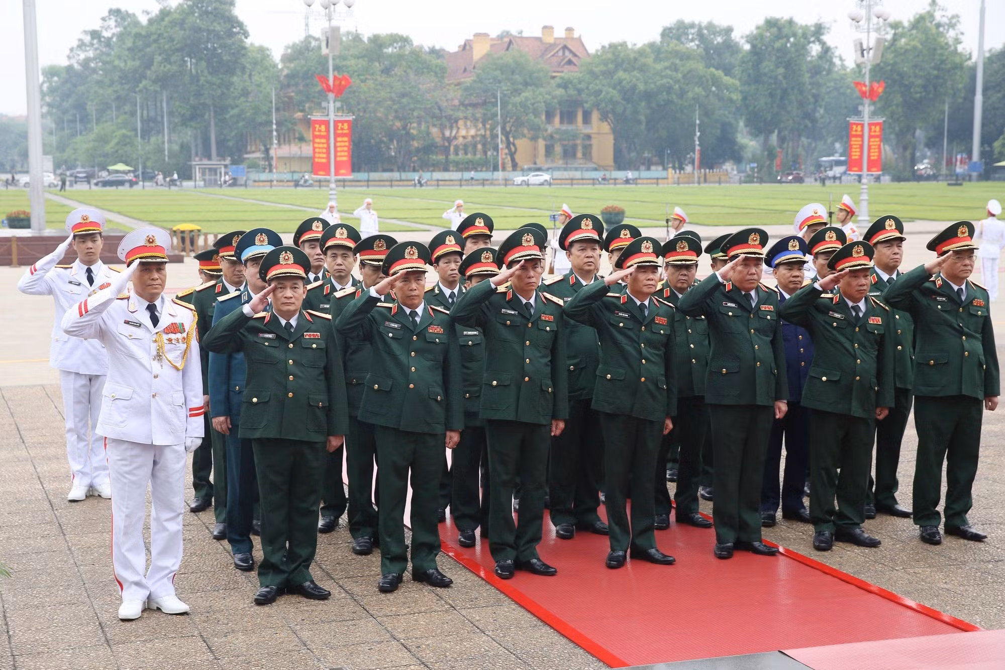 Đoàn đại biểu Quân ủy Trung ương và Bộ Quốc phòng vào Lăng viếng Bác.