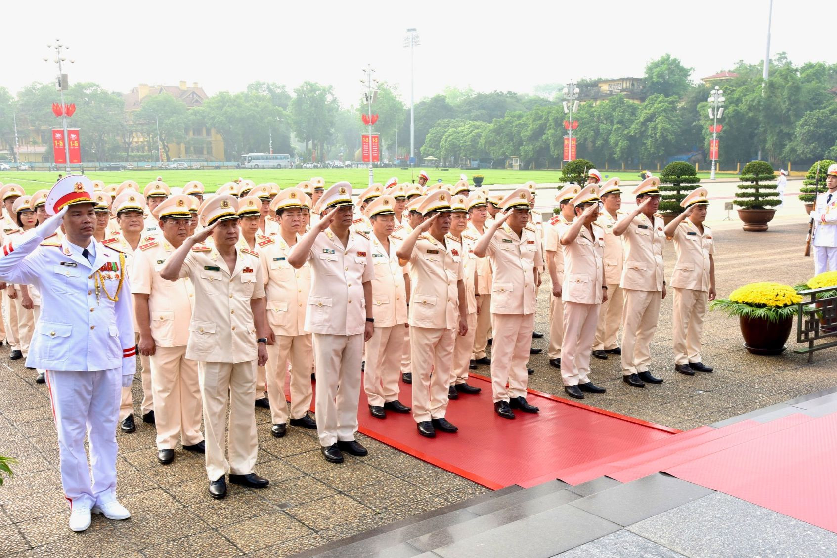 Đoàn đại biểu Đảng ủy Công an Trung ương và Bộ Công an vào Lăng viếng Chủ tịch Hồ Chí Minh.