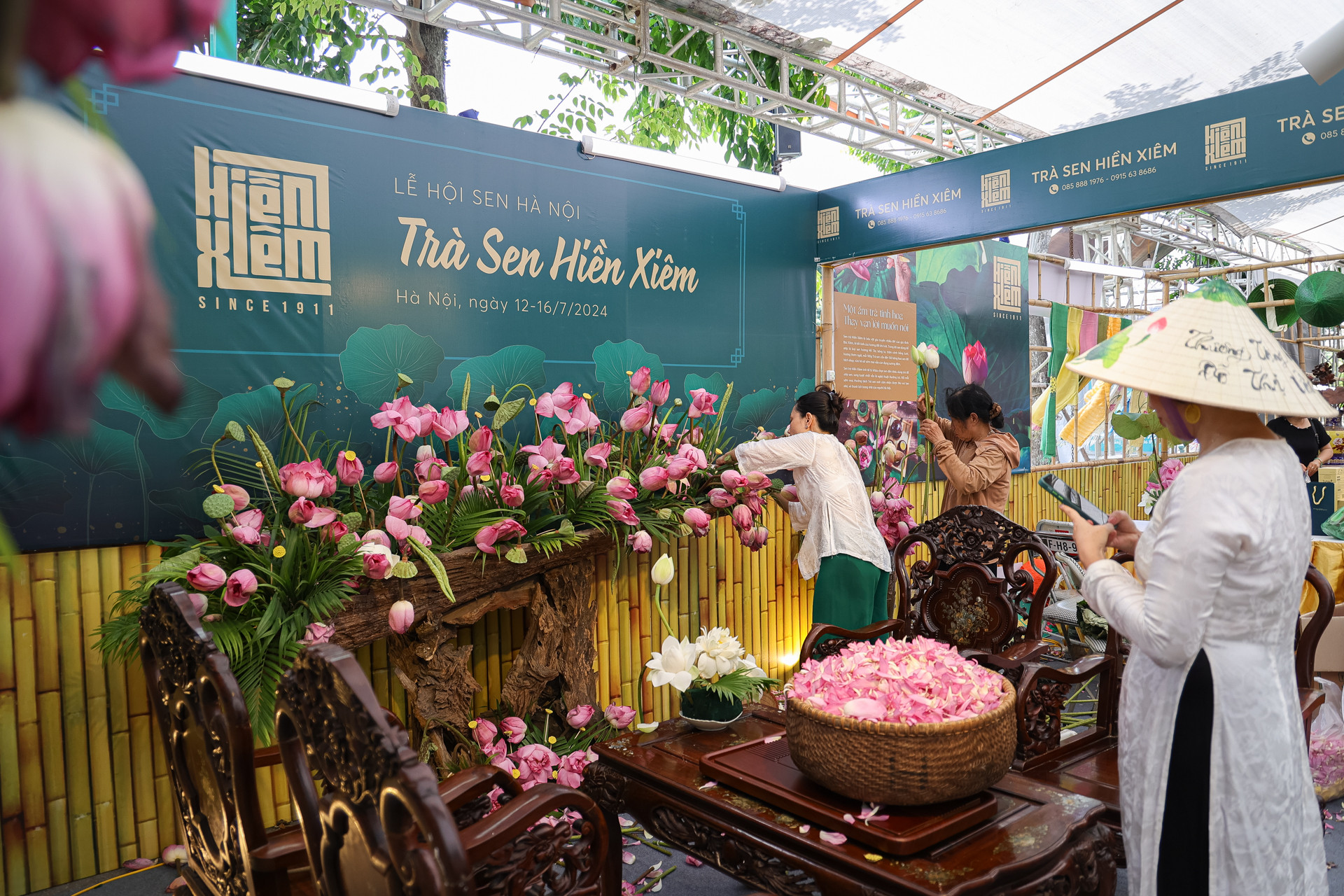 Đặc biệt tại lễ hội, các khu tiểu cảnh trang trí, khu trưng bày sản phẩm về sen luôn được sự đón nhận của người dân tới tham quan.