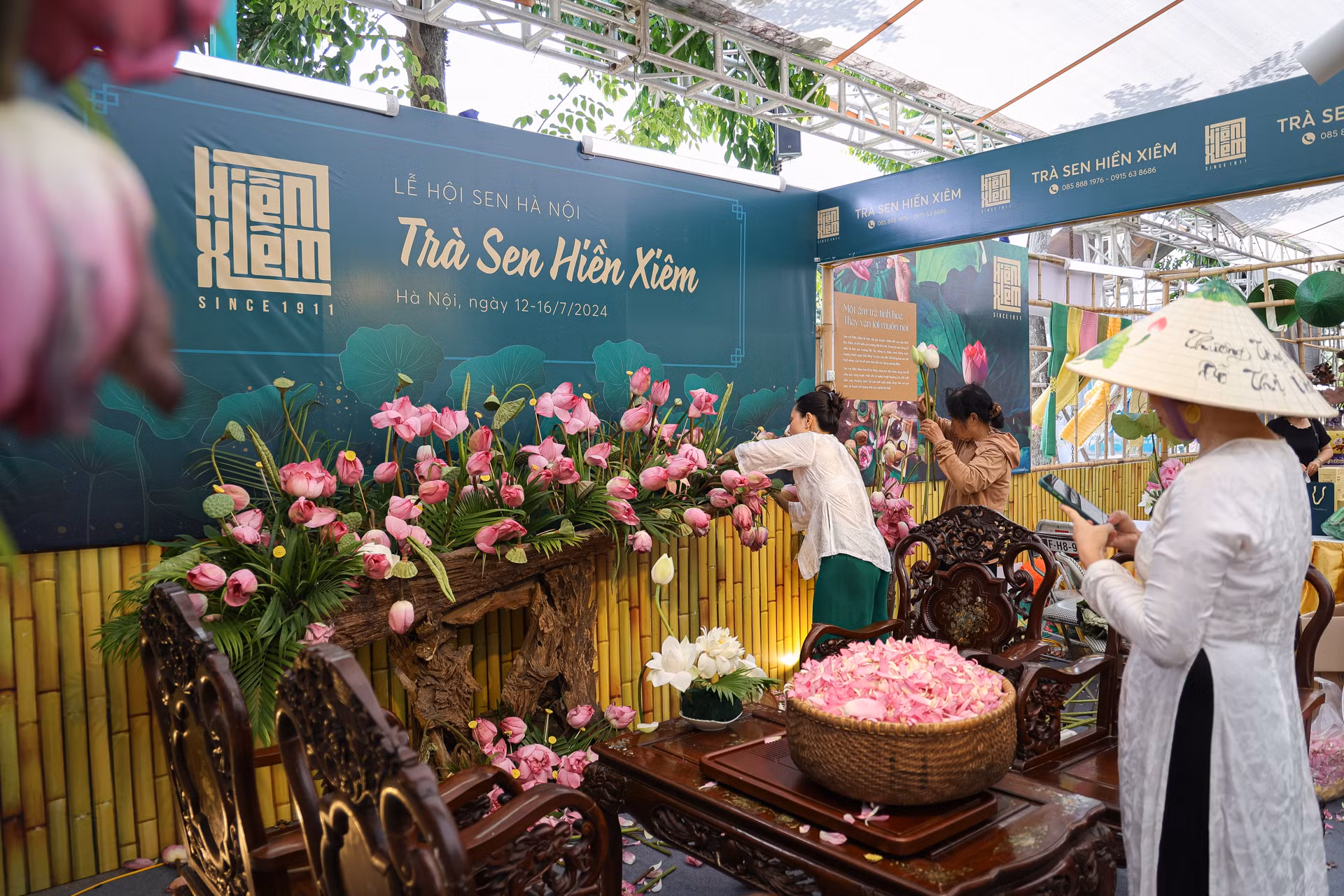 Đặc biệt tại lễ hội, các khu tiểu cảnh trang trí, khu trưng bày sản phẩm về sen luôn được sự đón nhận của người dân tới tham quan.