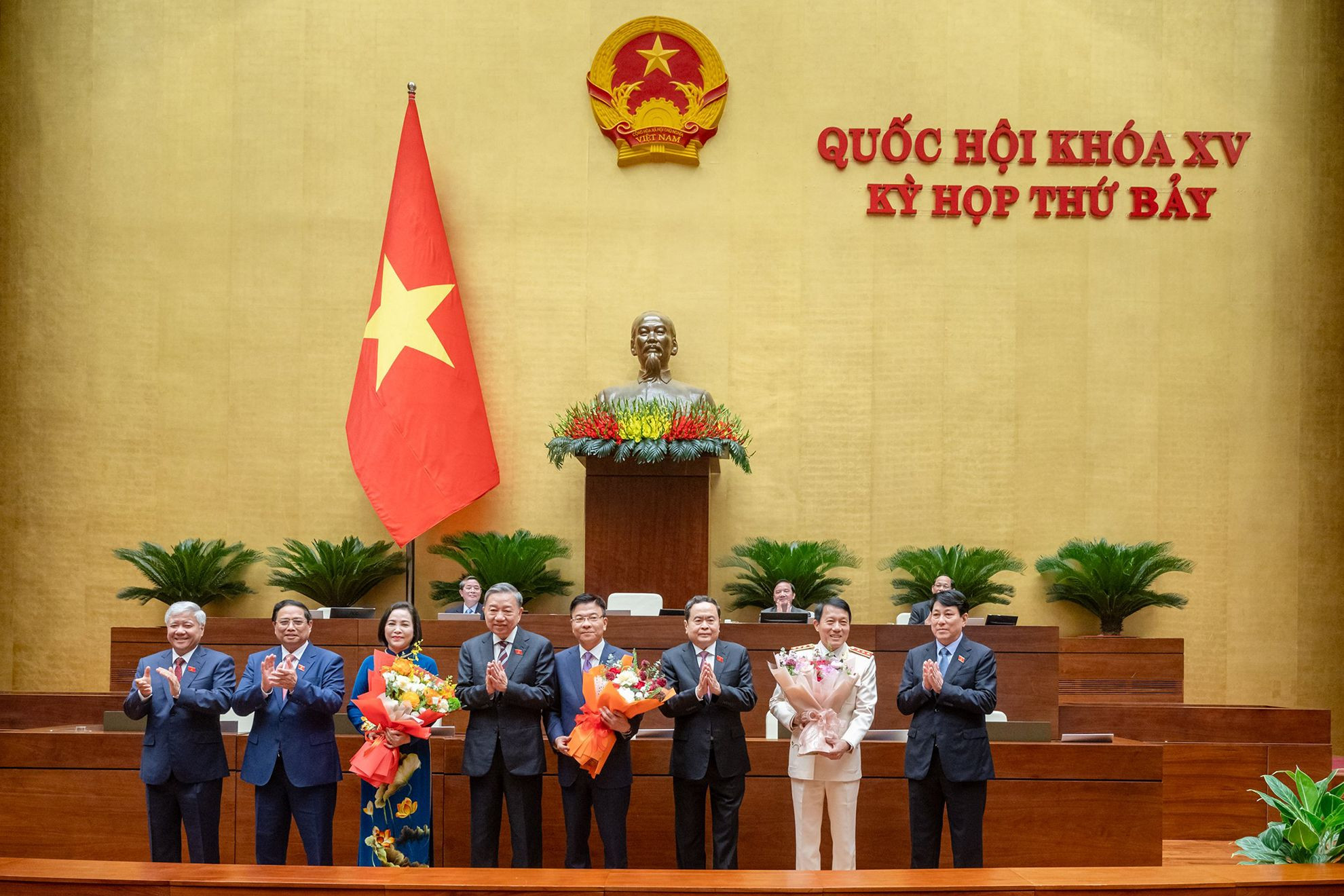 Với đa số phiếu các đại biểu tham gia biểu quyết tán thành, Quốc hội đã thông qua: Nghị quyết bầu Phó Chủ tịch Quốc hội nhiệm kỳ 2021-2026 đối với bà Nguyễn Thị Thanh; Nghị quyết phê chuẩn đề nghị của Thủ tướng Chính phủ về việc bổ nhiệm Phó Thủ tướng Chính phủ và Bộ trưởng Công an nhiệm kỳ 2021-2026; Nghị quyết phê chuẩn đề nghị của Chủ tịch nước về Ủy viên Hội đồng Quốc phòng và an ninh đối với Bộ trưởng Công an Lương Tam Quang.