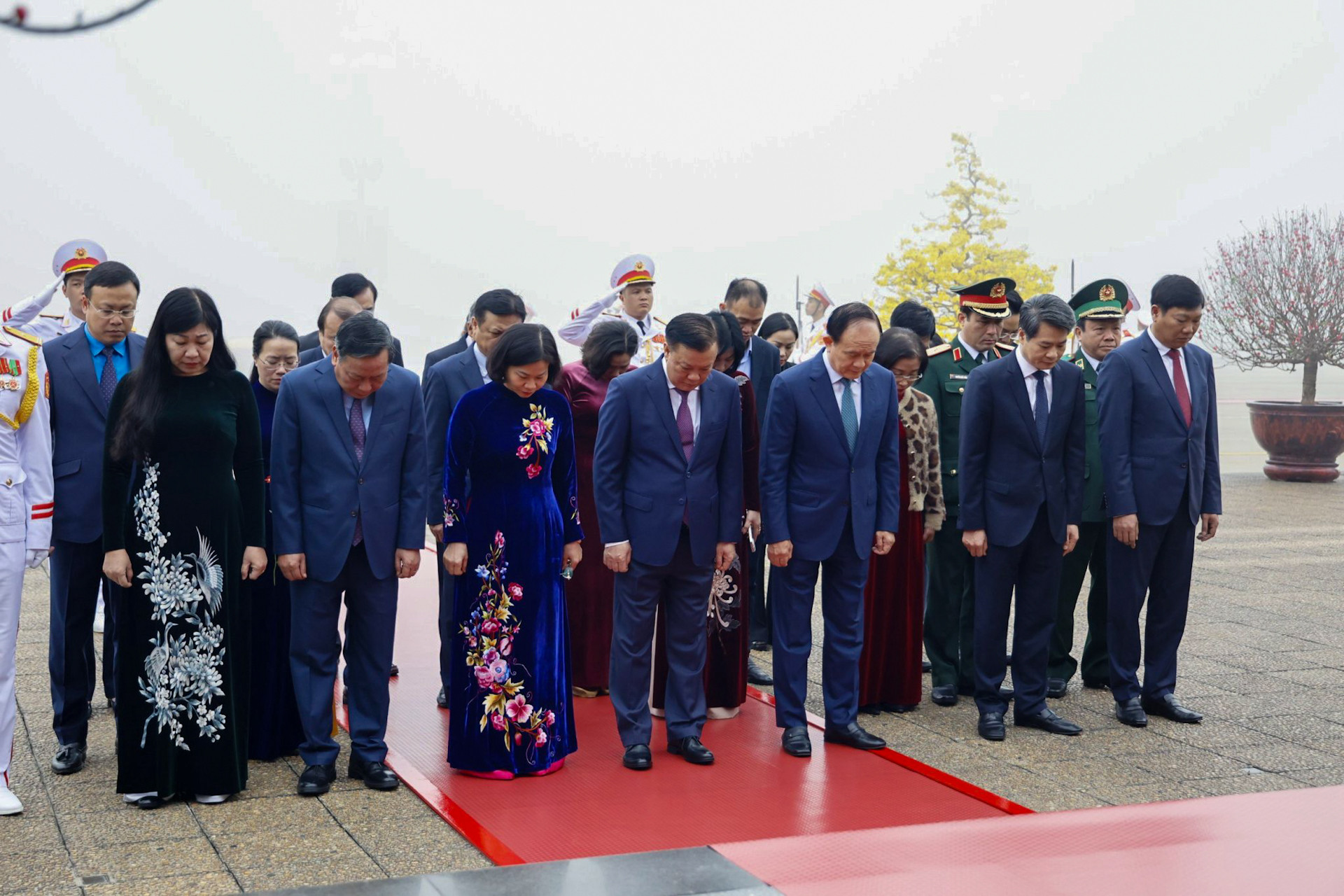 Đoàn đại biểu Thành ủy - Hội đồng nhân dân - Ủy ban nhân dân thành phố Hà Nội thành kính tưởng nhớ Chủ tịch Hồ Chí Minh.