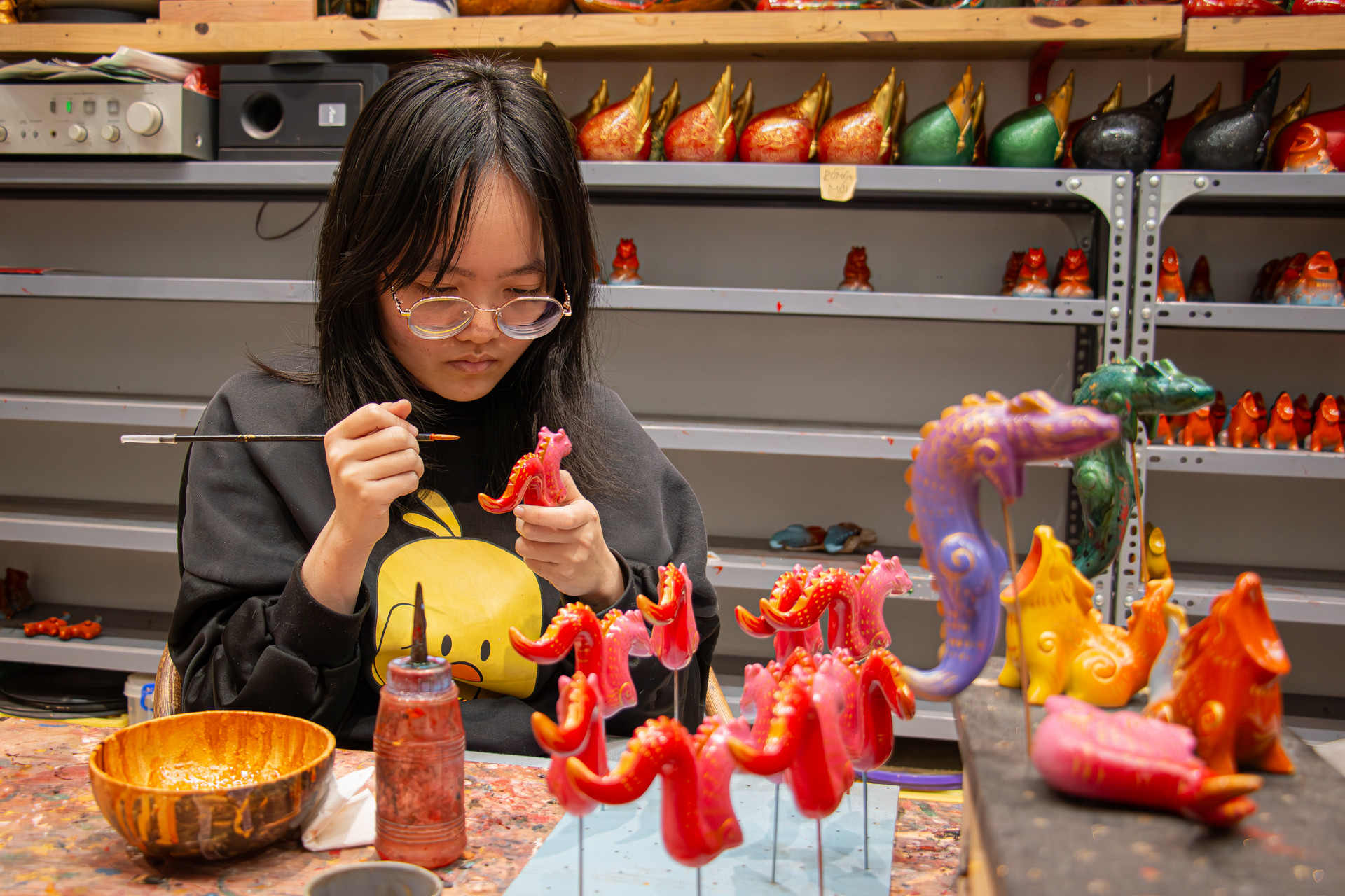 "Năm con Rồng" là dự án chào đón năm mới Giáp Thìn với hình tượng năm chú rồng cùng các biểu cảm ngộ nghĩnh như người. Đây là món quà tặng nghệ thuật vui nhộn, hóm hỉnh với mong muốn có một năm con rồng thật vui vẻ, lạc quan.