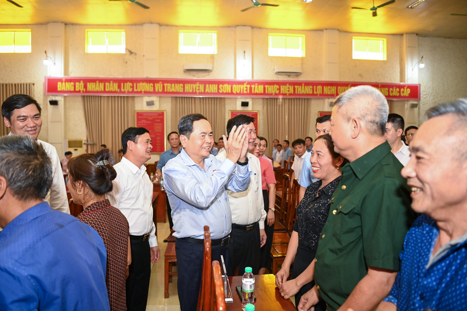 Cùng ngày, Chủ tịch Quốc hội Trần Thanh Mẫn đến thăm, tặng quà và nhà ở cho các gia đình chính sách, người có công với cách mạng tiêu biểu tại huyện Anh Sơn.