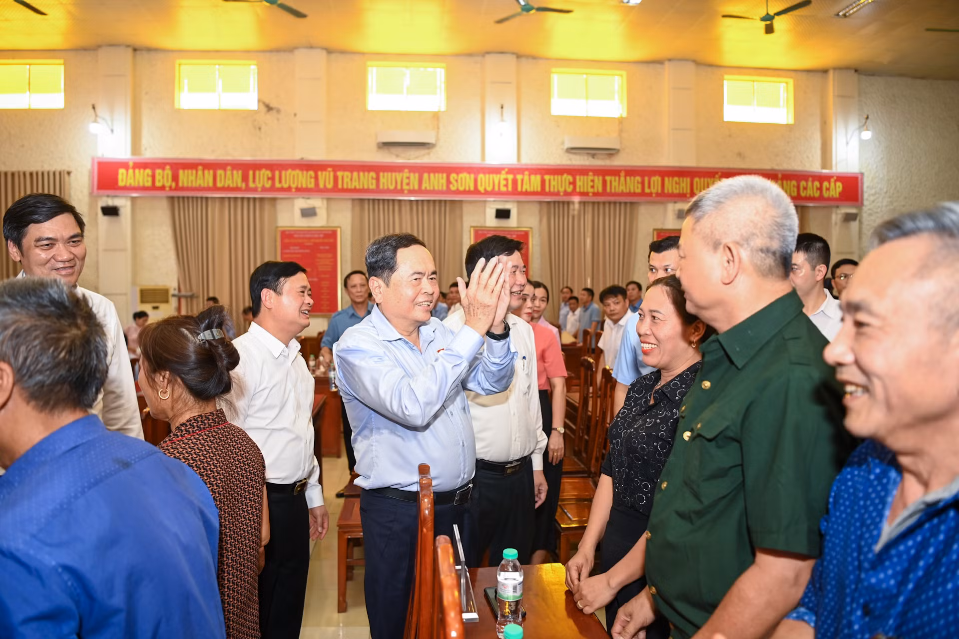 Cùng ngày, Chủ tịch Quốc hội Trần Thanh Mẫn đến thăm, tặng quà và nhà ở cho các gia đình chính sách, người có công với cách mạng tiêu biểu tại huyện Anh Sơn.