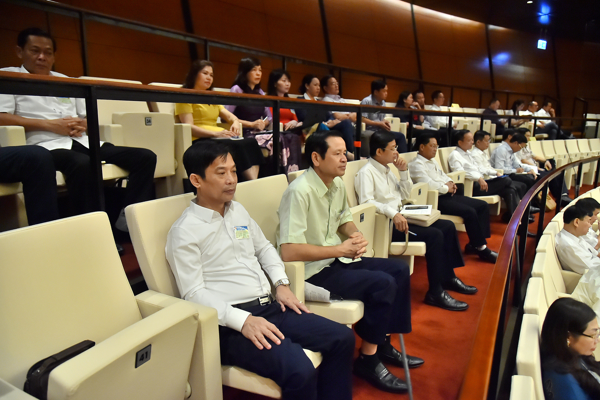 Đại biểu Hội đồng nhân dân các tỉnh, thành phố dự phiên chất vấn và trả lời chất vấn của Quốc hội.