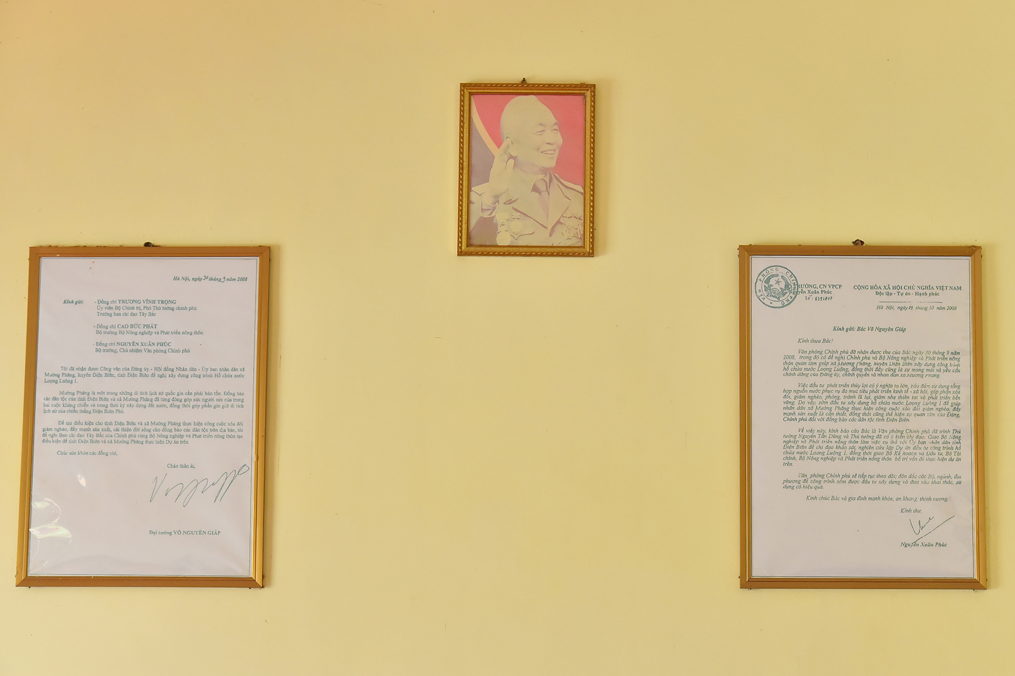 Năm 2004, trong lần Đại tướng Võ Nguyên Giáp trở lại thăm Mường Phăng, thấy người dân nơi đây phải sống trong cảnh khan hiếm nước sản xuất. Sau chuyến thăm ấy, Đại tướng đã viết thư gửi Chính phủ, Ban chỉ đạo Tây Bắc của Chính phủ, Bộ Nông nghiệp và Phát triển nông thôn đề nghị đáp ứng nguyện vọng của người dân xã Mường Phăng về việc xây dựng hồ chứa thủy lợi Loọng Luông. Năm 2004, trong lần Đại tướng Võ Nguyên Giáp trở lại thăm Mường Phăng, thấy người dân nơi đây phải sống trong cảnh khan hiếm nước sản xuất. Sau chuyến thăm ấy, Đại tướng đã viết thư gửi Chính phủ, Ban chỉ đạo Tây Bắc của Chính phủ, Bộ Nông nghiệp và Phát triển nông thôn đề nghị đáp ứng nguyện vọng của người dân xã Mường Phăng về việc xây dựng hồ chứa thủy lợi Loọng Luông.