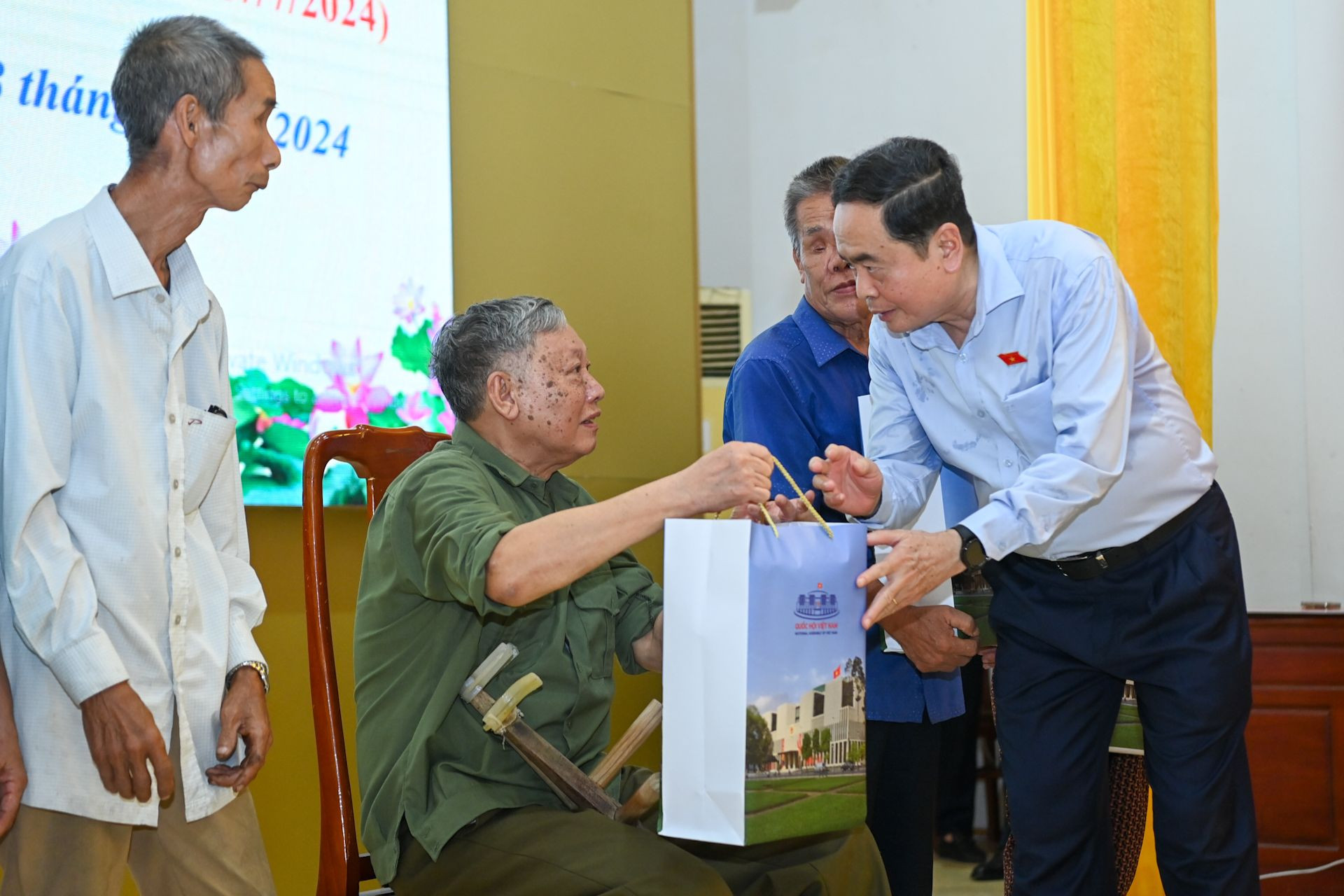 Chủ tịch Quốc hội Trần Thanh Mẫn tặng quà cho các gia đình chính sách, người có công với cách mạng tiêu biểu.