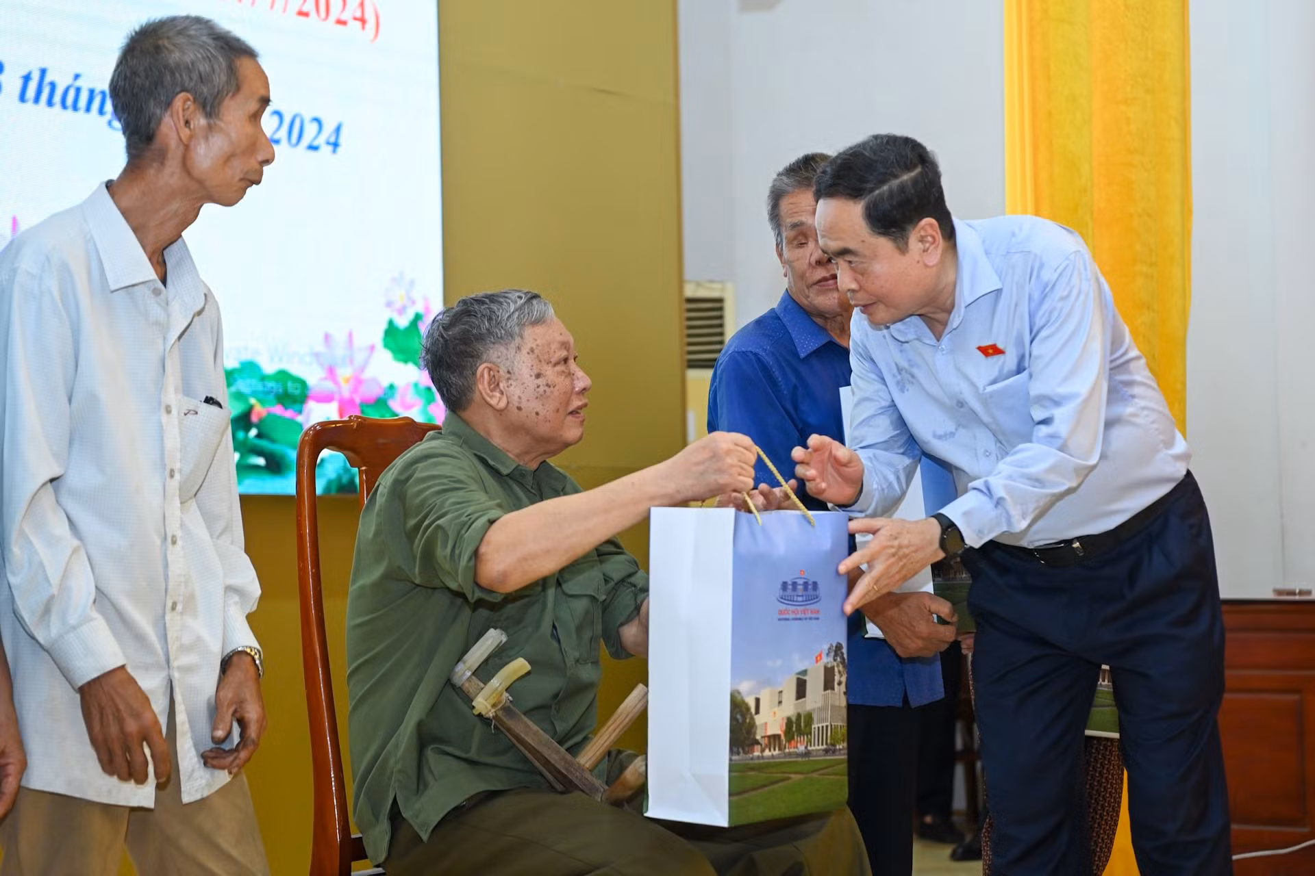 Chủ tịch Quốc hội Trần Thanh Mẫn tặng quà cho các gia đình chính sách, người có công với cách mạng tiêu biểu.