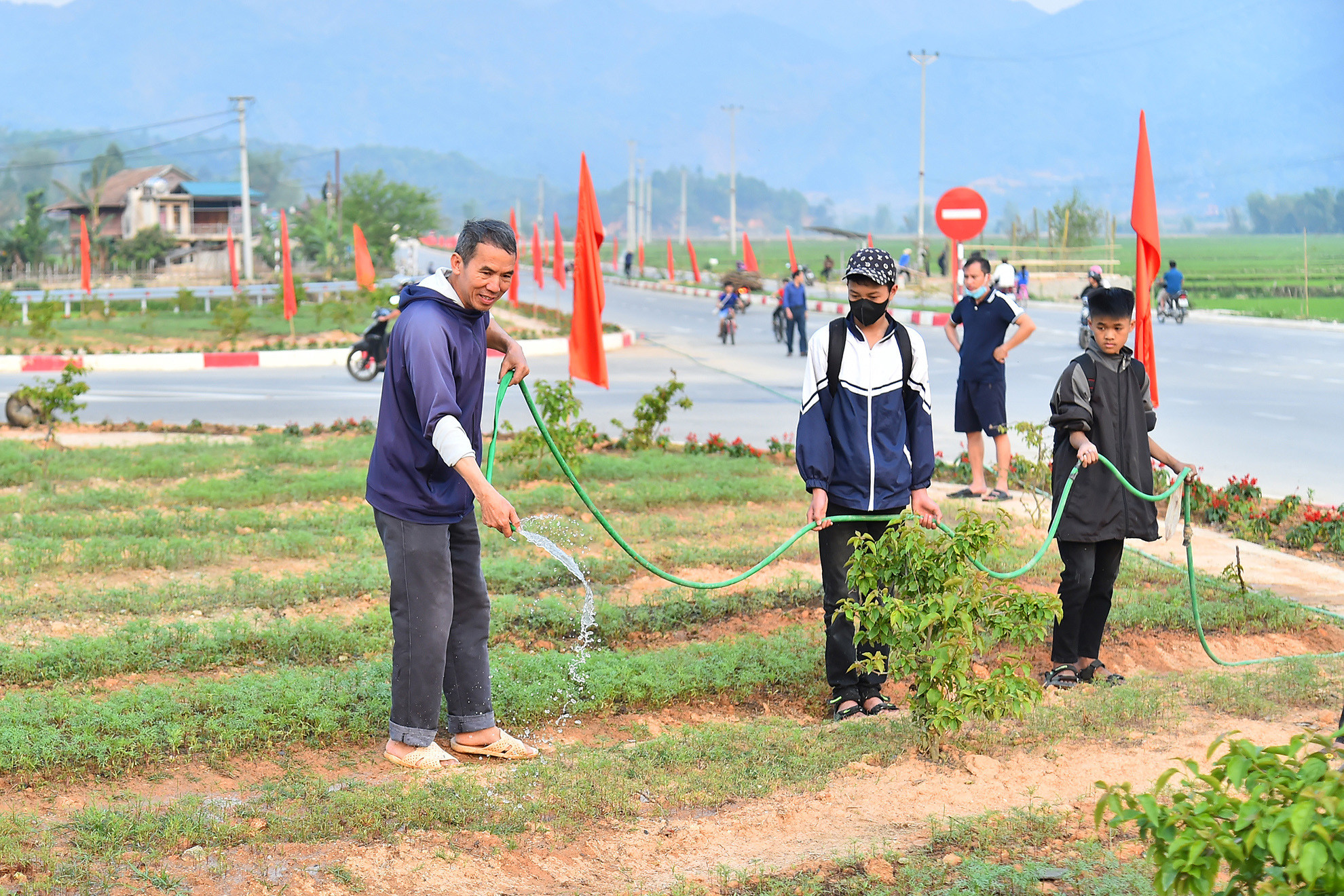 Cựu chiến binh Ngô Văn Toàn, 77 tuổi, du khách đến từ Hà Nội cho biết: “Sau hơn 10 năm, tôi mới có dịp trở lại Mường Phăng. Mường Phăng hôm nay đẹp hơn hẳn. Đây là điều đáng mừng và rất cần thiết đối với một địa danh lịch sử quan trọng của quốc gia”. Cựu chiến binh Ngô Văn Toàn, 77 tuổi, du khách đến từ Hà Nội cho biết: “Sau hơn 10 năm, tôi mới có dịp trở lại Mường Phăng. Mường Phăng hôm nay đẹp hơn hẳn. Đây là điều đáng mừng và rất cần thiết đối với một địa danh lịch sử quan trọng của quốc gia”.