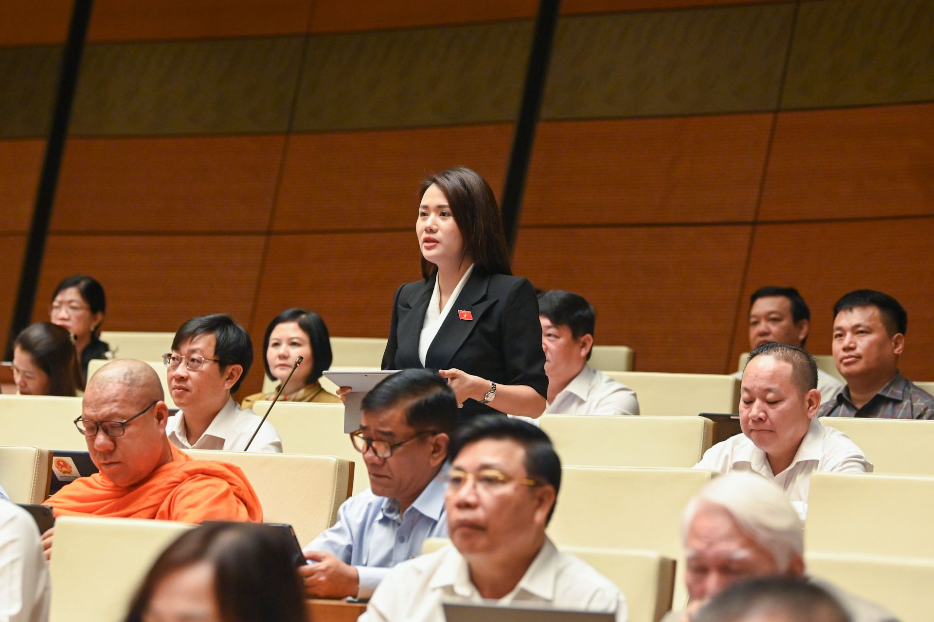 Đại biểu Vương Thị Hương (Đoàn đại biểu Quốc hội tỉnh Hà Giang) tham gia ý kiến thảo luận.