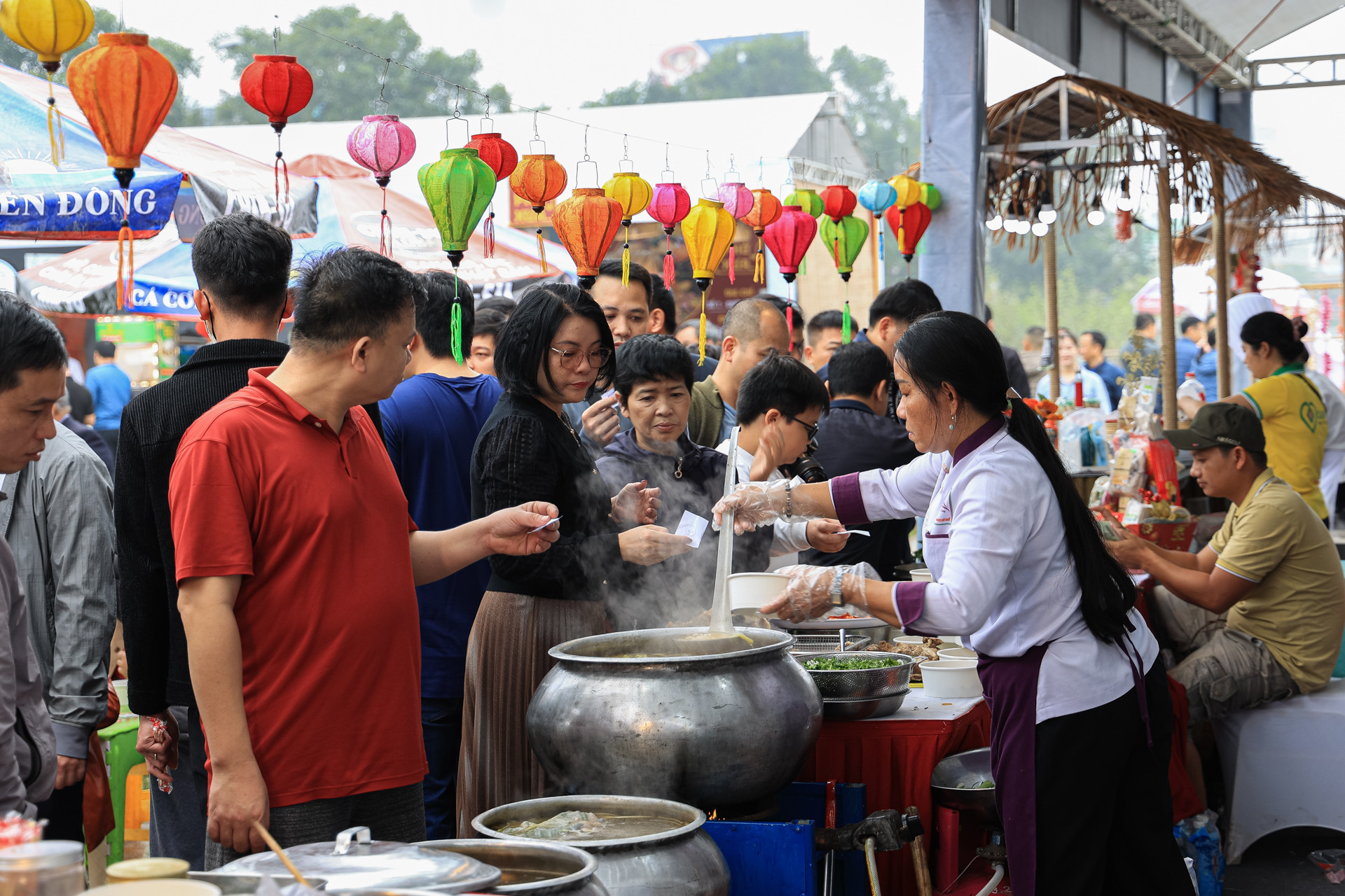 Phở bột chuối xanh với các nguyên liệu thơm ngon, bổ dưỡng thu hút rất nhiều thực khách tham quan.