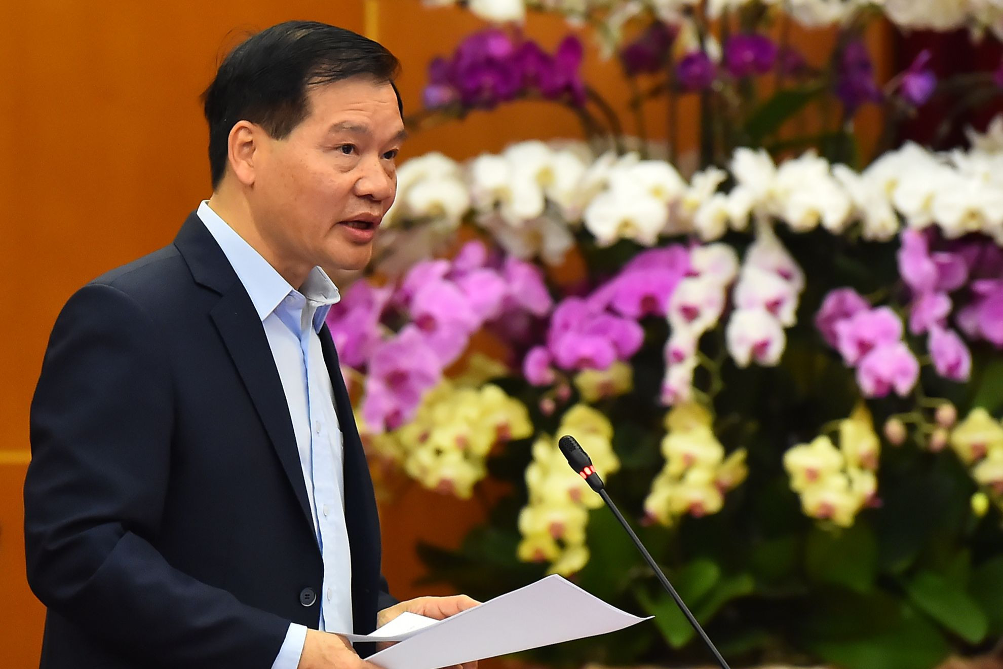 Đồng chí Bùi Văn Thạch, Phó Chánh Văn phòng Trung ương Đảng trình bày báo cáo tóm tắt công tác lãnh đạo, chỉ đạo, kết quả thực hiện nhiệm vụ chính trị năm 2023; phương hướng, nhiệm vụ năm 2024 của các tỉnh ủy, thành ủy.