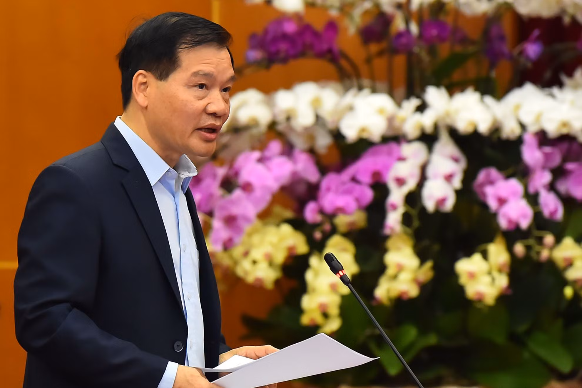 Đồng chí Bùi Văn Thạch, Phó Chánh Văn phòng Trung ương Đảng trình bày báo cáo tóm tắt công tác lãnh đạo, chỉ đạo, kết quả thực hiện nhiệm vụ chính trị năm 2023; phương hướng, nhiệm vụ năm 2024 của các tỉnh ủy, thành ủy.