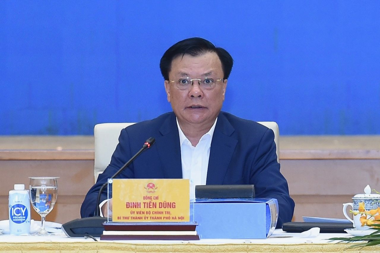 Bí thư Thành ủy Thành phố Hà Nội Đinh Tiến Dũng điều hành hội nghị.