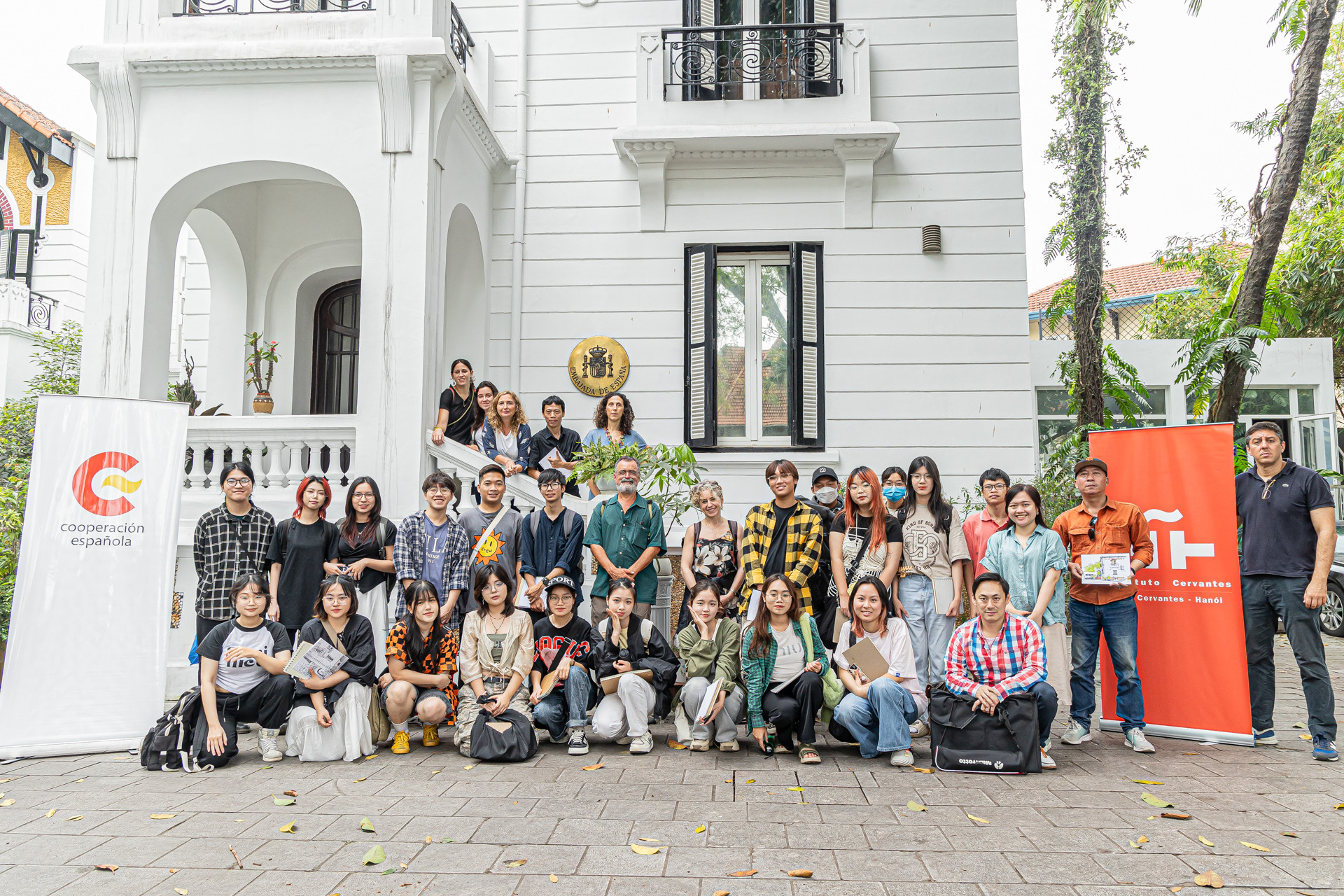 Workshop vẽ tranh với Enrique Flores tại Hà Nội được tổ chức bởi Phòng Cervantes Hà Nội và Đại sứ quán Tây Ban Nha tại Việt Nam, với sự phối hợp của trường FPT, Ban Quản lý Khu di tích Chủ tịch Hồ Chí Minh tại Phủ Chủ tịch và Trung tâm Hoạt động văn hóa khoa học Văn Miếu-Quốc Tử Giám. Chương trình đã diễn ra thành công sau hai ngày tổ chức, để lại nhiều kỷ niệm đẹp với các học viên tham gia chương trình. Workshop vẽ tranh với Enrique Flores tại Hà Nội được tổ chức bởi Phòng Cervantes Hà Nội và Đại sứ quán Tây Ban Nha tại Việt Nam, với sự phối hợp của trường FPT, Ban Quản lý Khu di tích Chủ tịch Hồ Chí Minh tại Phủ Chủ tịch và Trung tâm Hoạt động văn hóa khoa học Văn Miếu-Quốc Tử Giám. Chương trình đã diễn ra thành công sau hai ngày tổ chức, để lại nhiều kỷ niệm đẹp với các học viên tham gia chương trình.