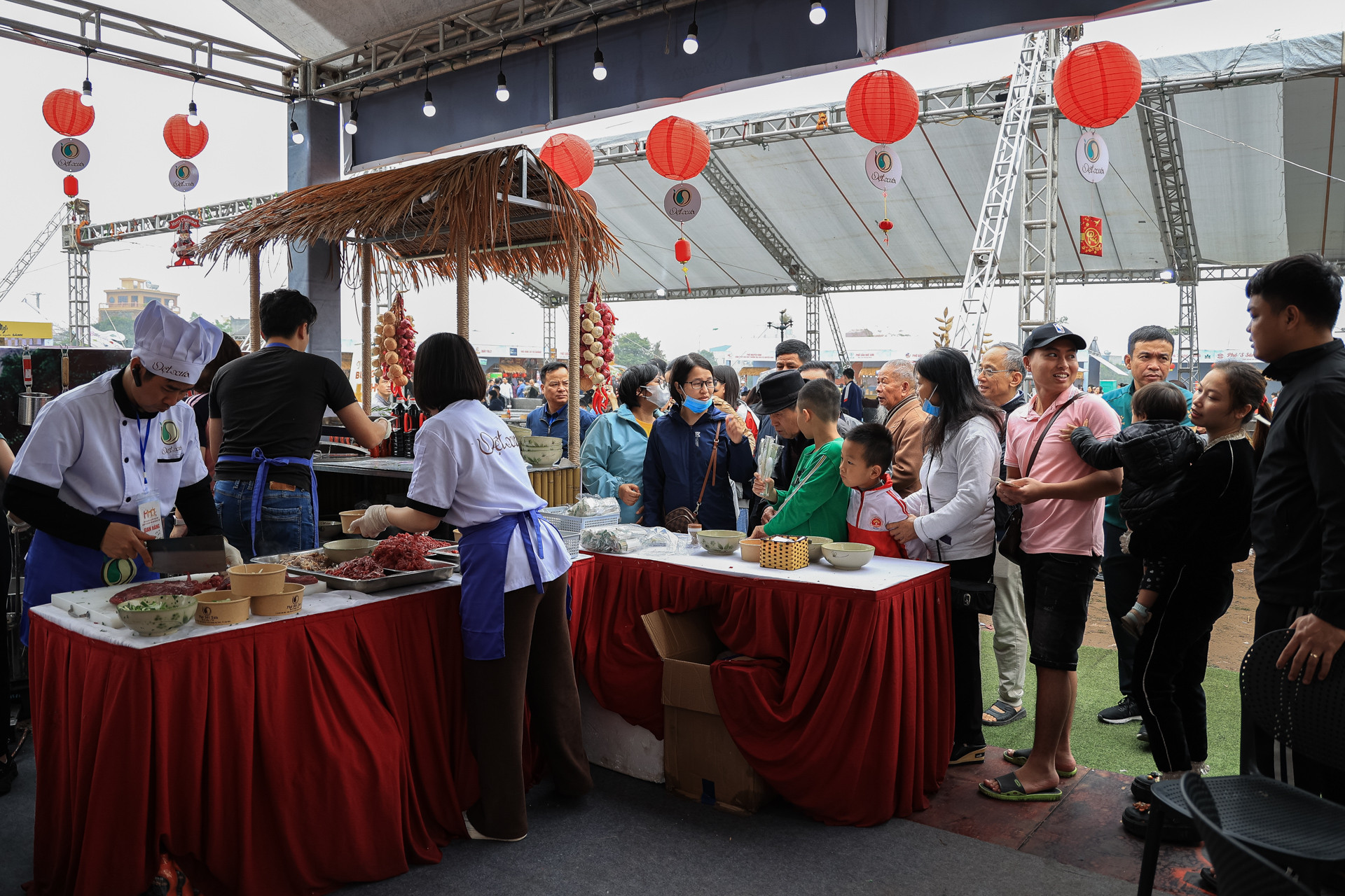 Sáng 16/3, theo ghi nhận của phóng viên, rất nhiều người dân và du khách đã tới xếp hàng từ 8 giờ sáng để chờ mua vé,