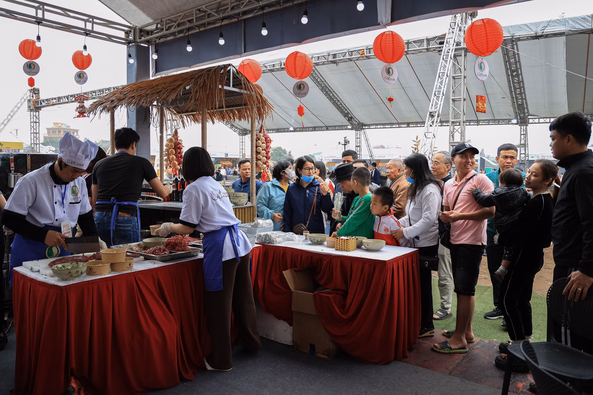 Sáng 16/3, theo ghi nhận của phóng viên, rất nhiều người dân và du khách đã tới xếp hàng từ 8 giờ sáng để chờ mua vé,