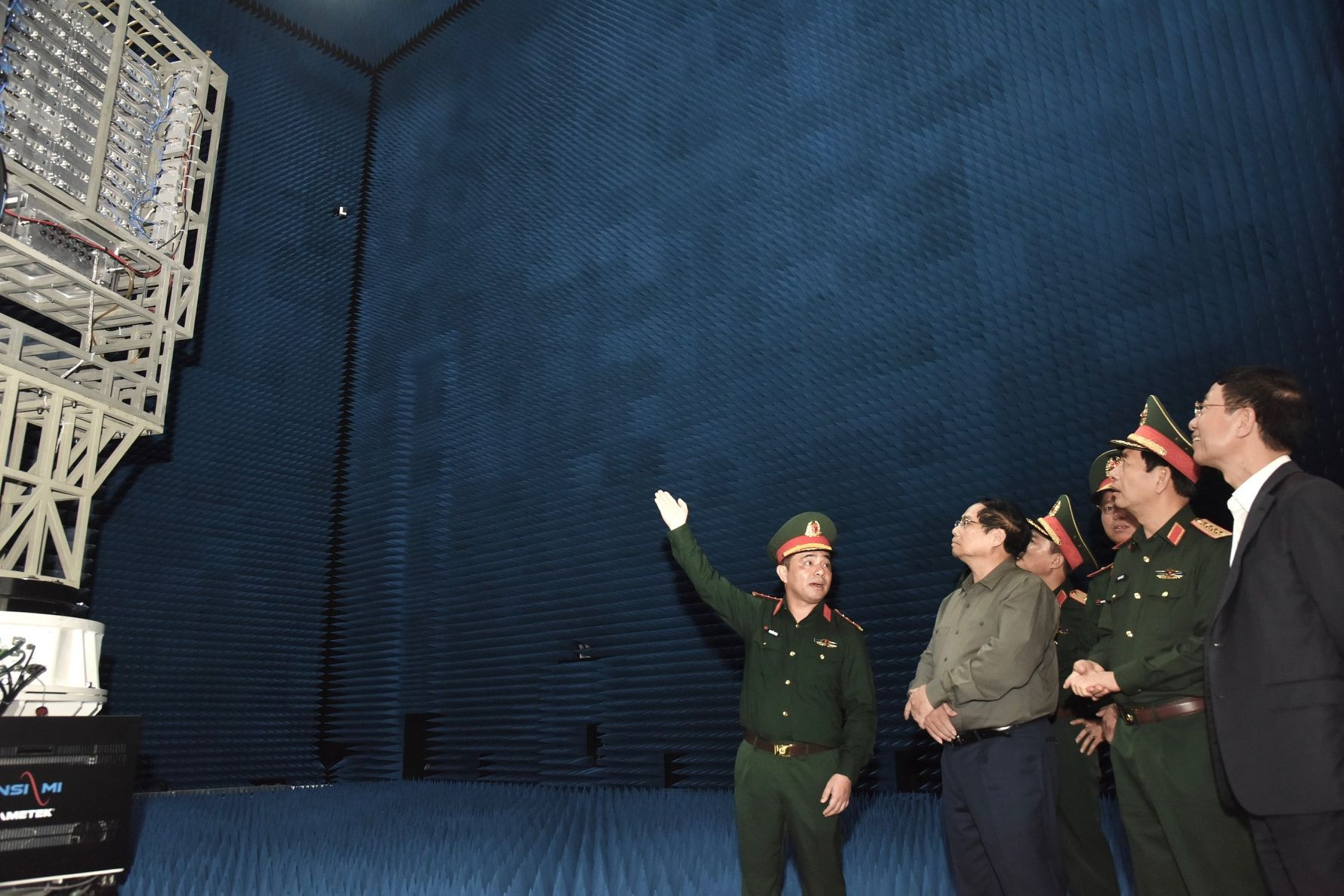 Thủ tướng Phạm Minh Chính tham quan sản phẩm công nghệ cao của Tập đoàn Viettel. Thủ tướng Phạm Minh Chính tham quan sản phẩm công nghệ cao của Tập đoàn Viettel.