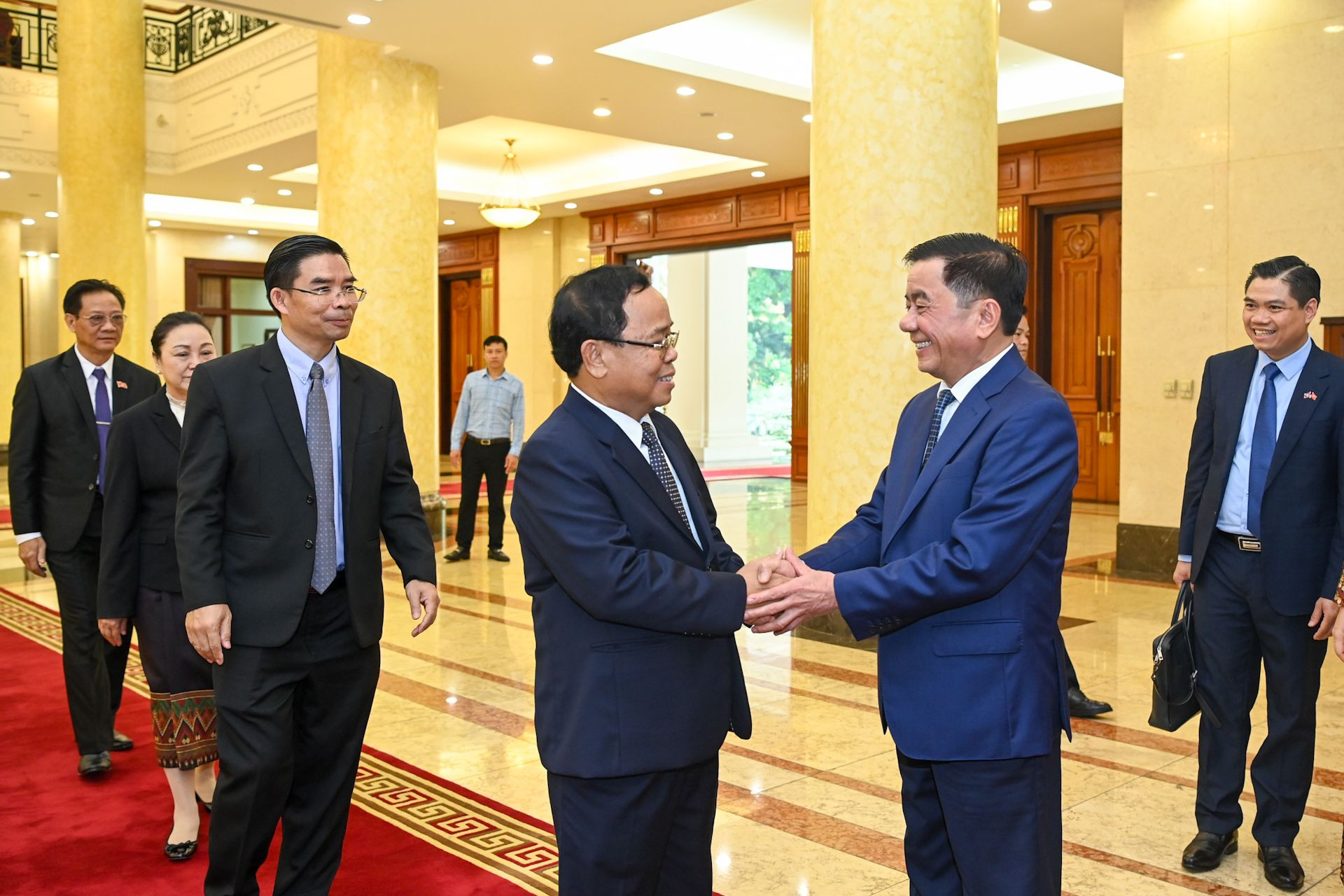 Đồng chí Trần Cẩm Tú vui mừng chào đón đồng chí Khamphan Phommathat.