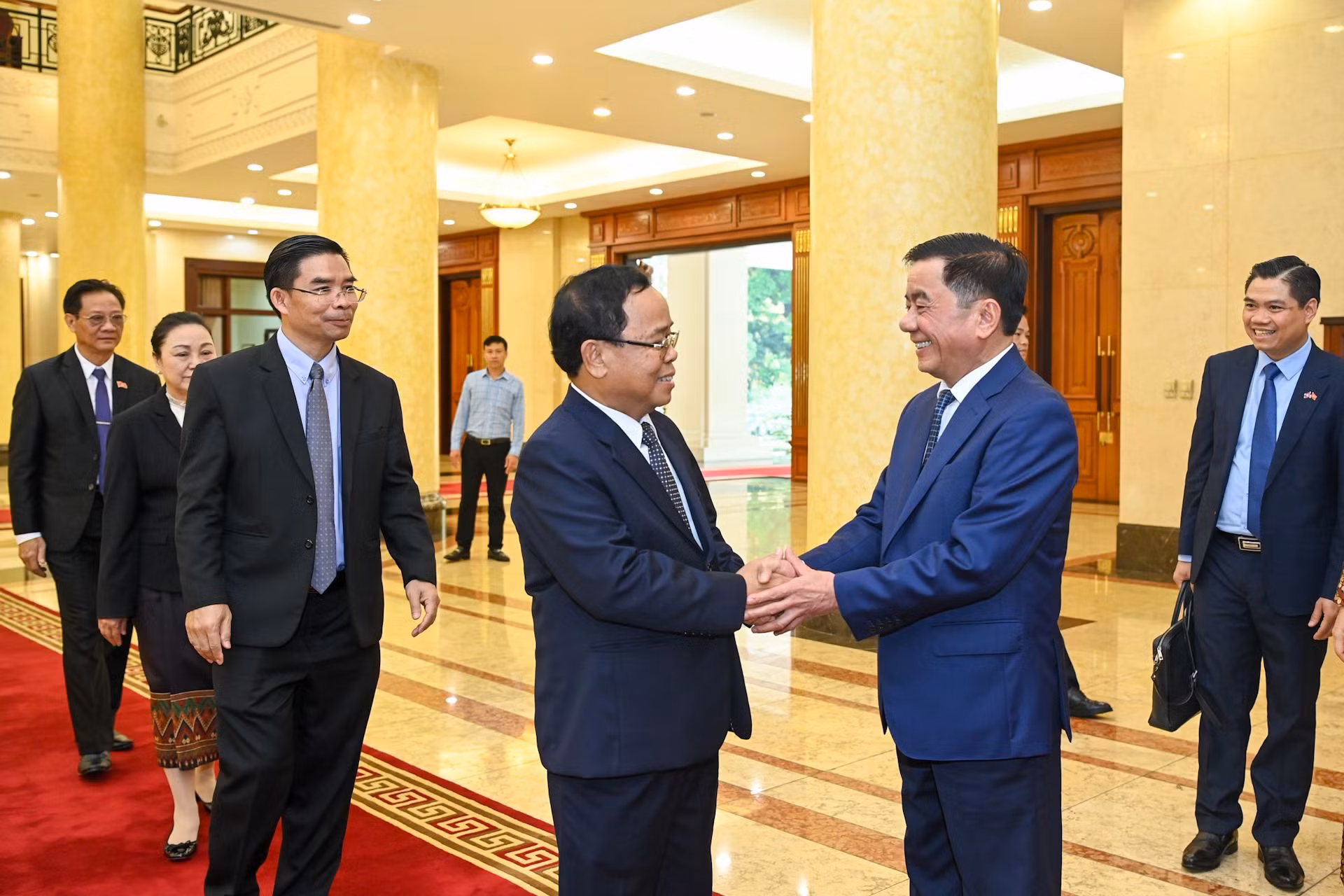 Đồng chí Trần Cẩm Tú vui mừng chào đón đồng chí Khamphan Phommathat.