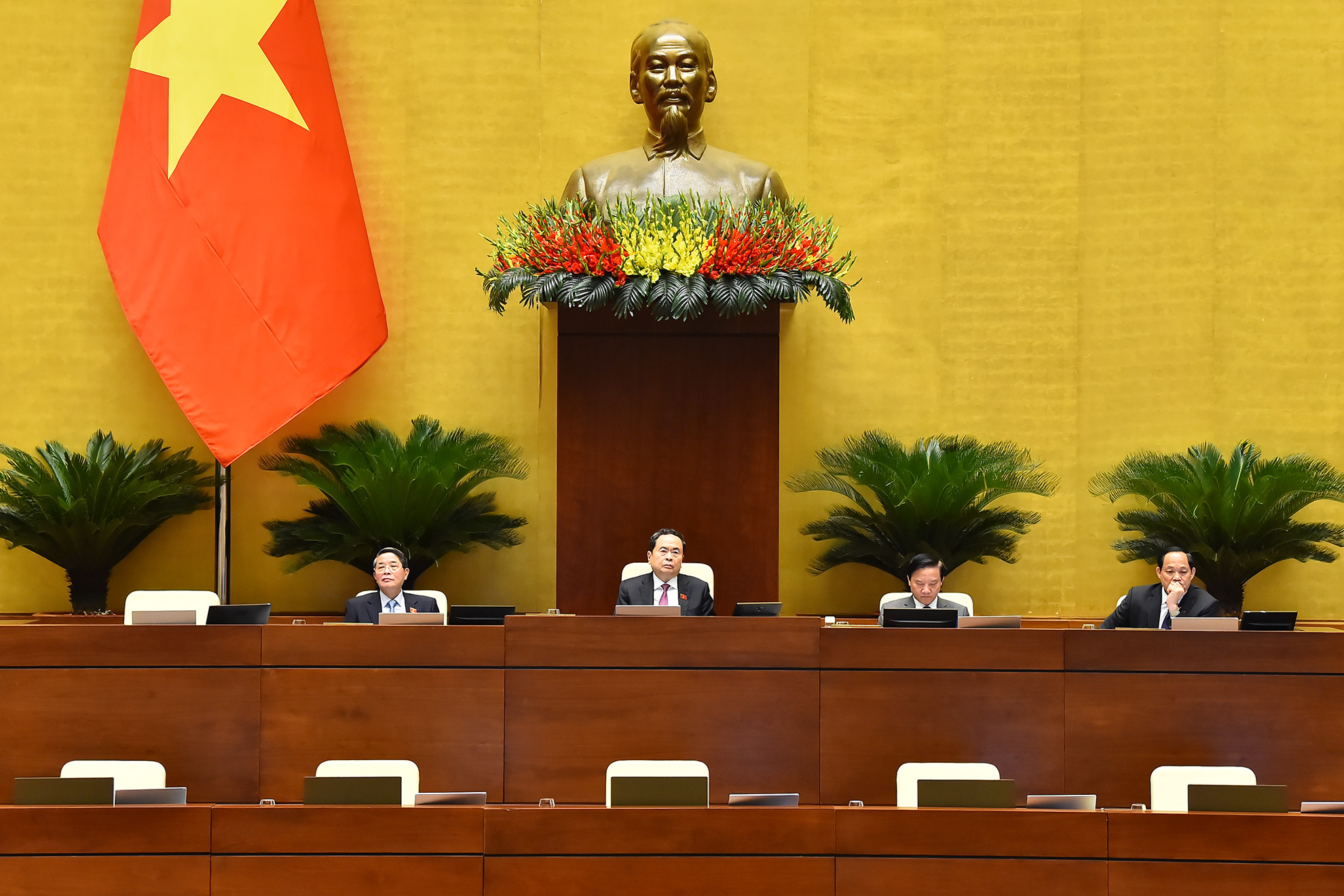 Chủ tịch Quốc hội Trần Thanh Mẫn và các Phó Chủ tịch Quốc hội dự phiên họp tại Hội trường Diên Hồng.